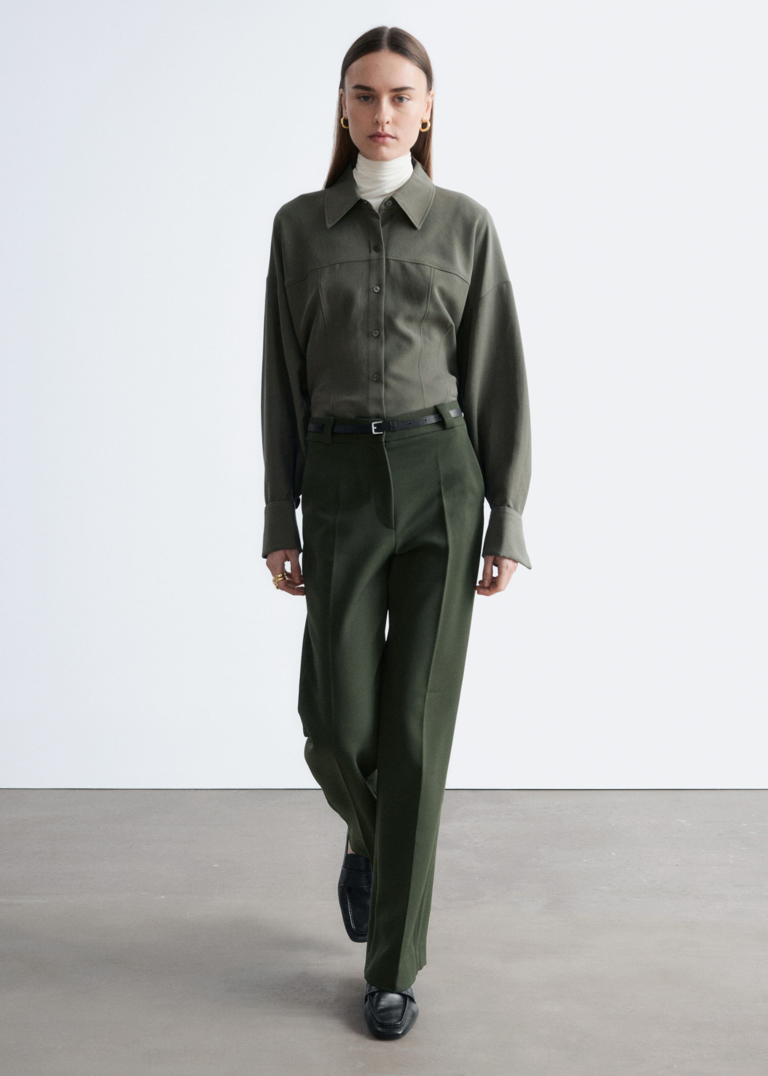 Image of Pantalones anchos con pliegues marcados