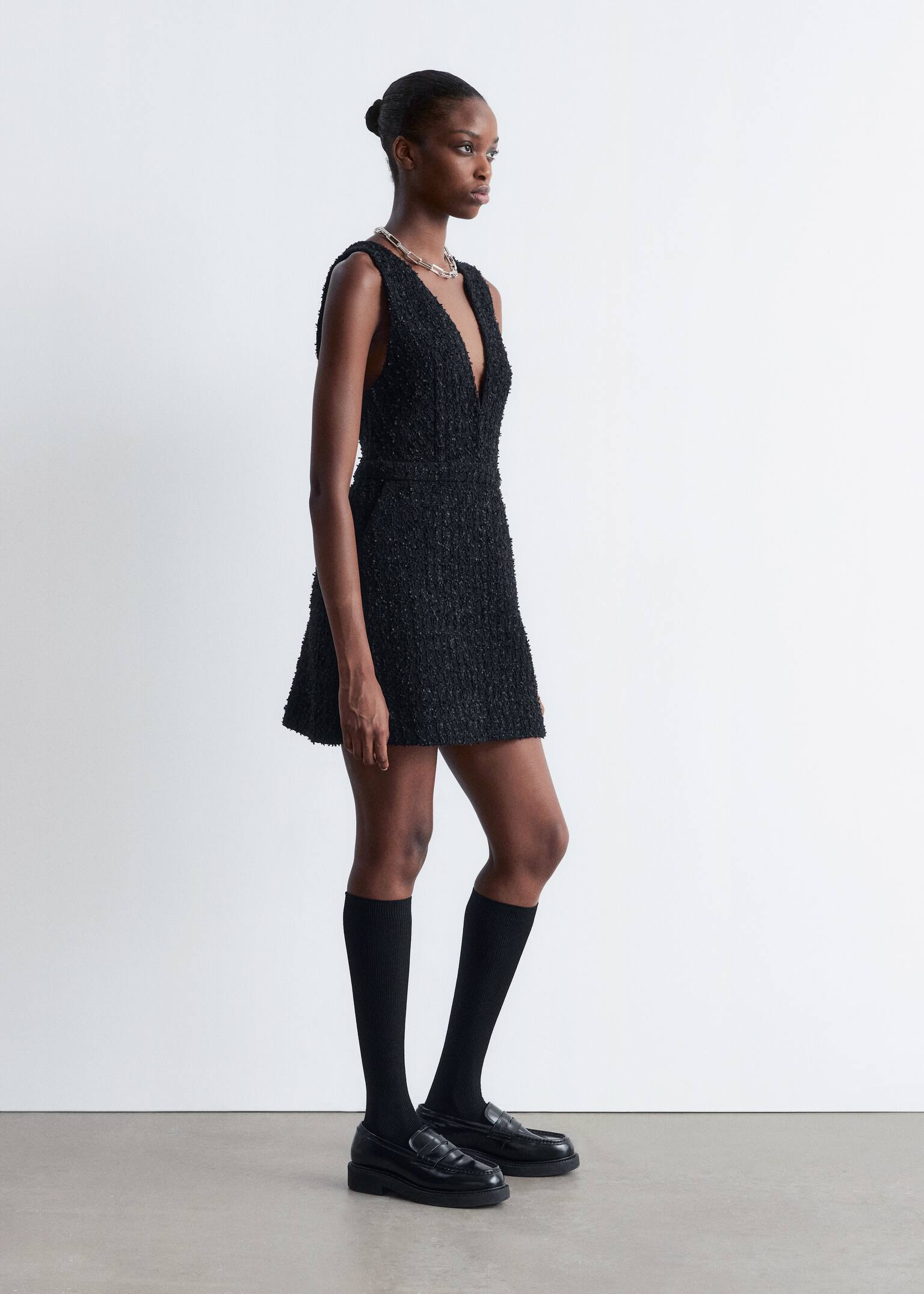 Textured V-Neck Mini Dress - שחור - 5