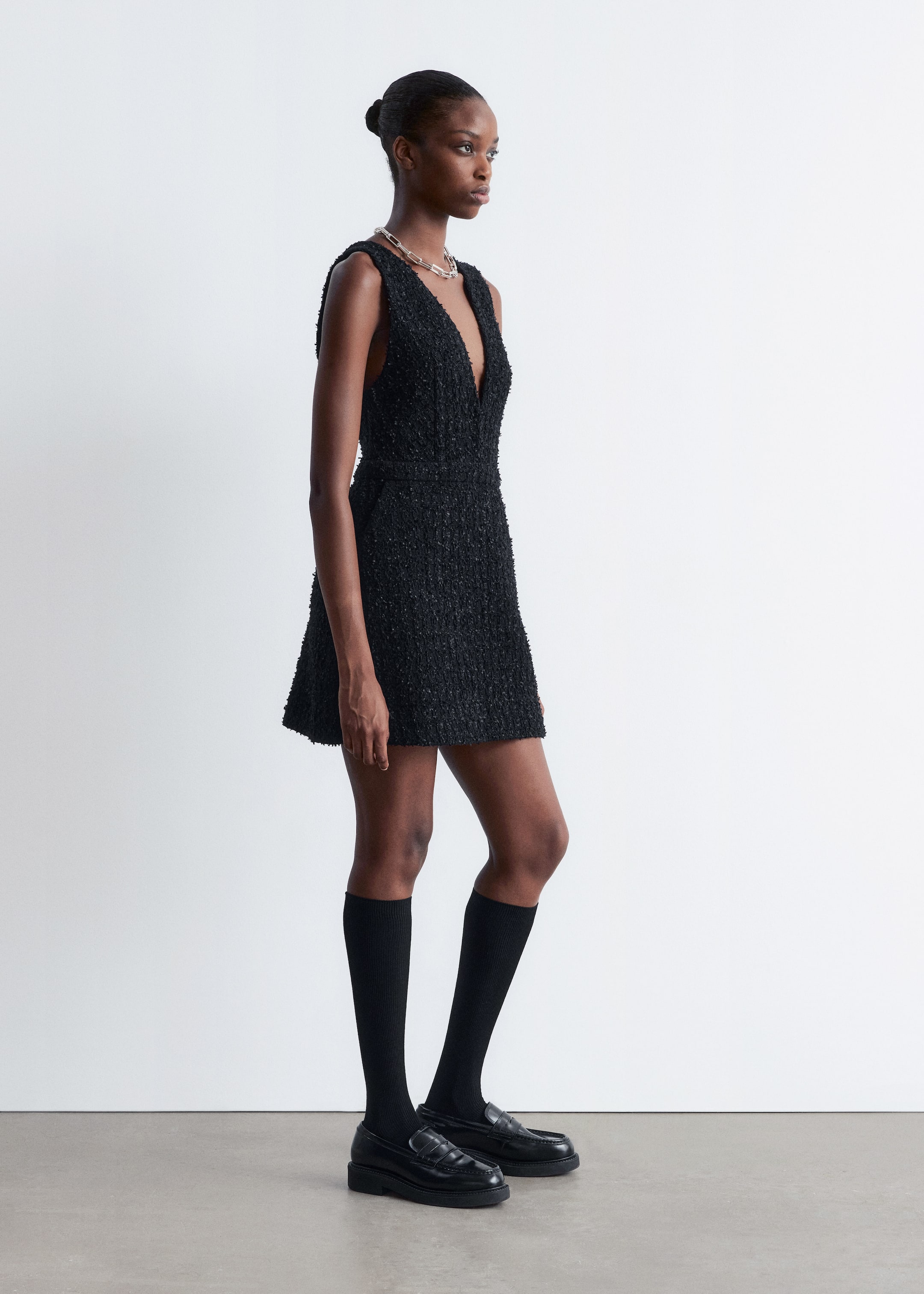 Visualizza immagine più grande: Mini abito in tessuto lavorato con scollo a V - Nero - DONNA | H&M IT 4