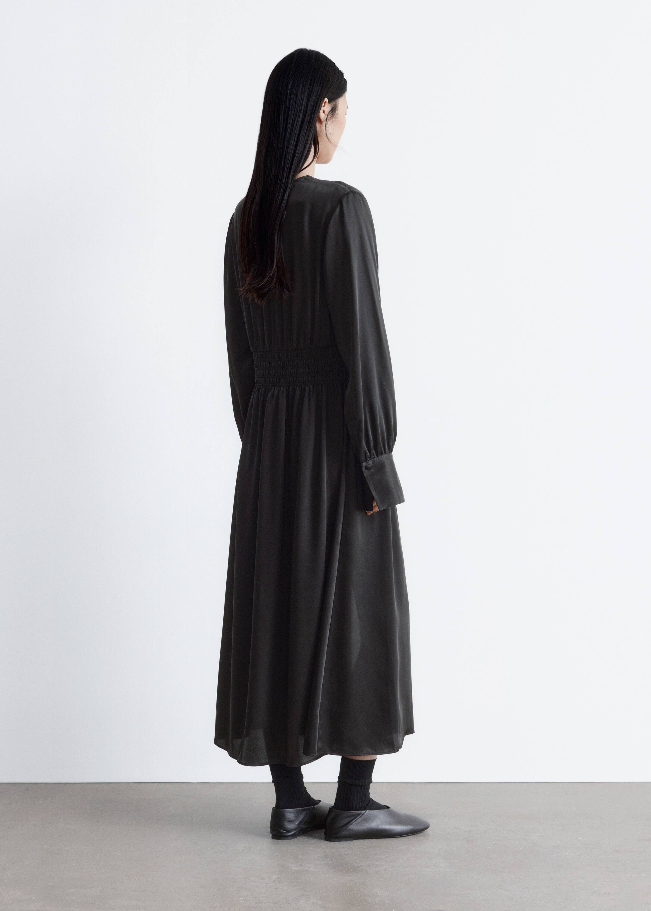 Ver imagen más grande: Vestido camisero midi de satén - Negro - MUJER | H&M ES 5