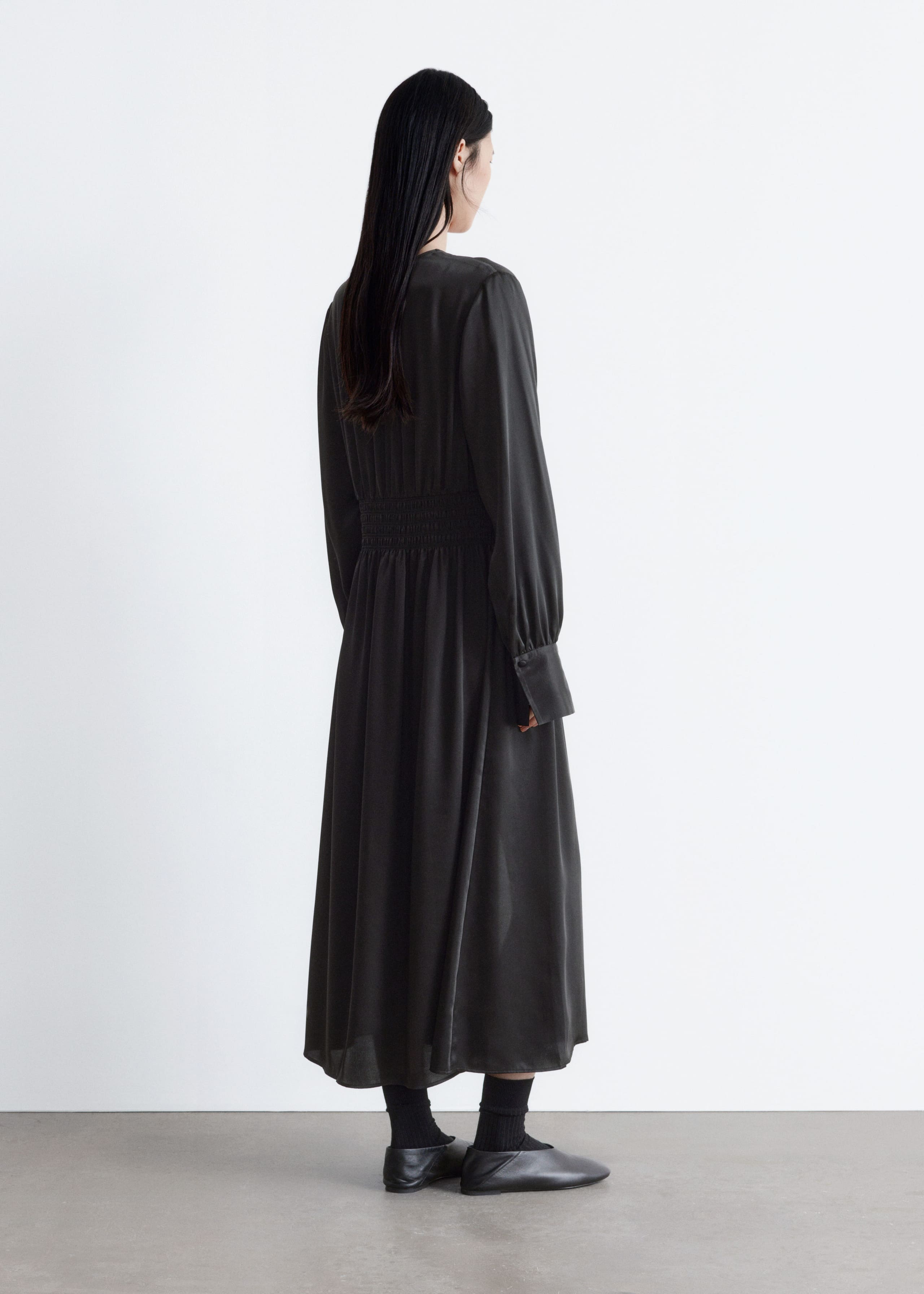 Vestido camisero midi de satén - Negro - Lookbook