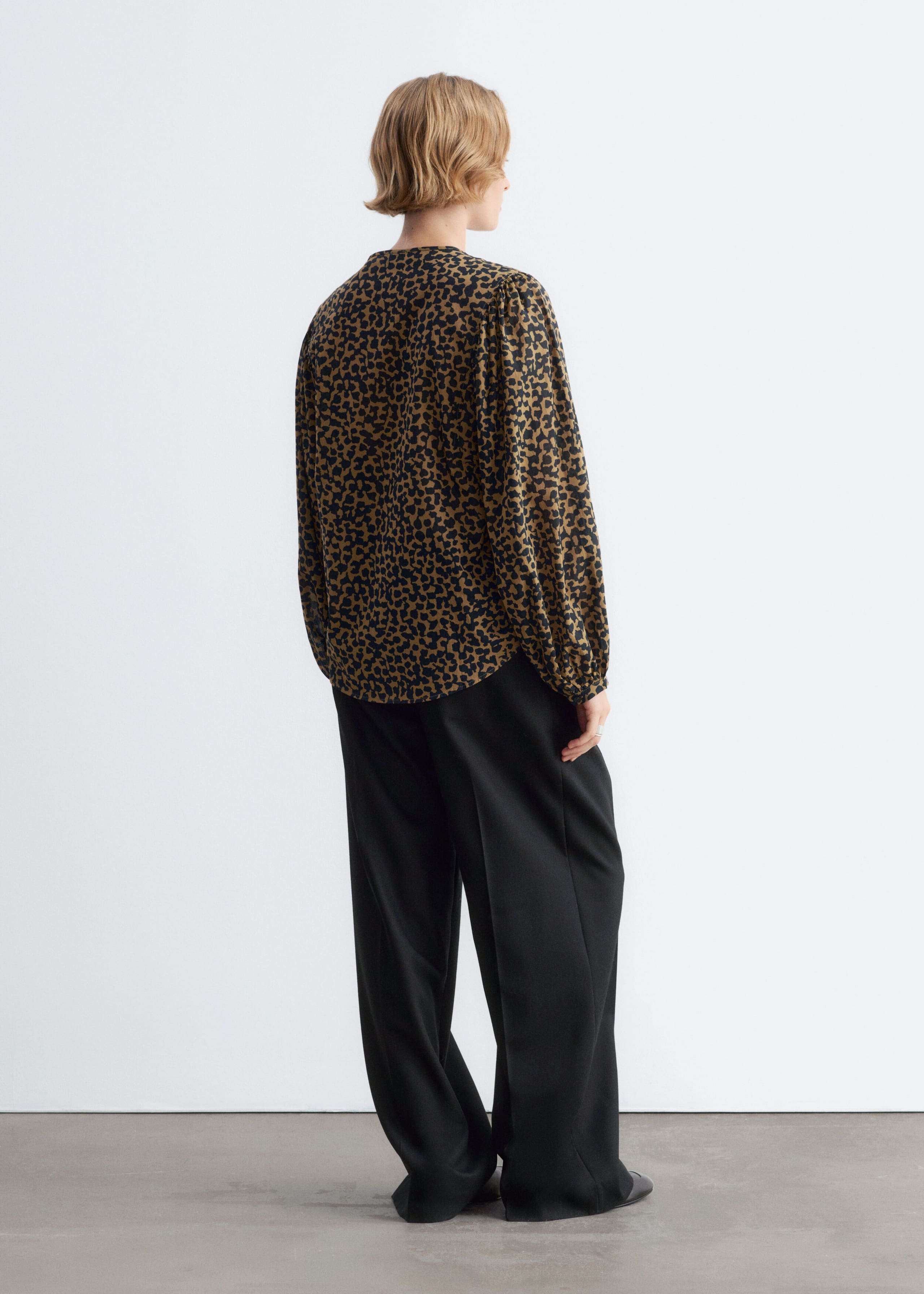 Blusa in cotone con arricciature - Oliva/Motivo stampato - Lookbook