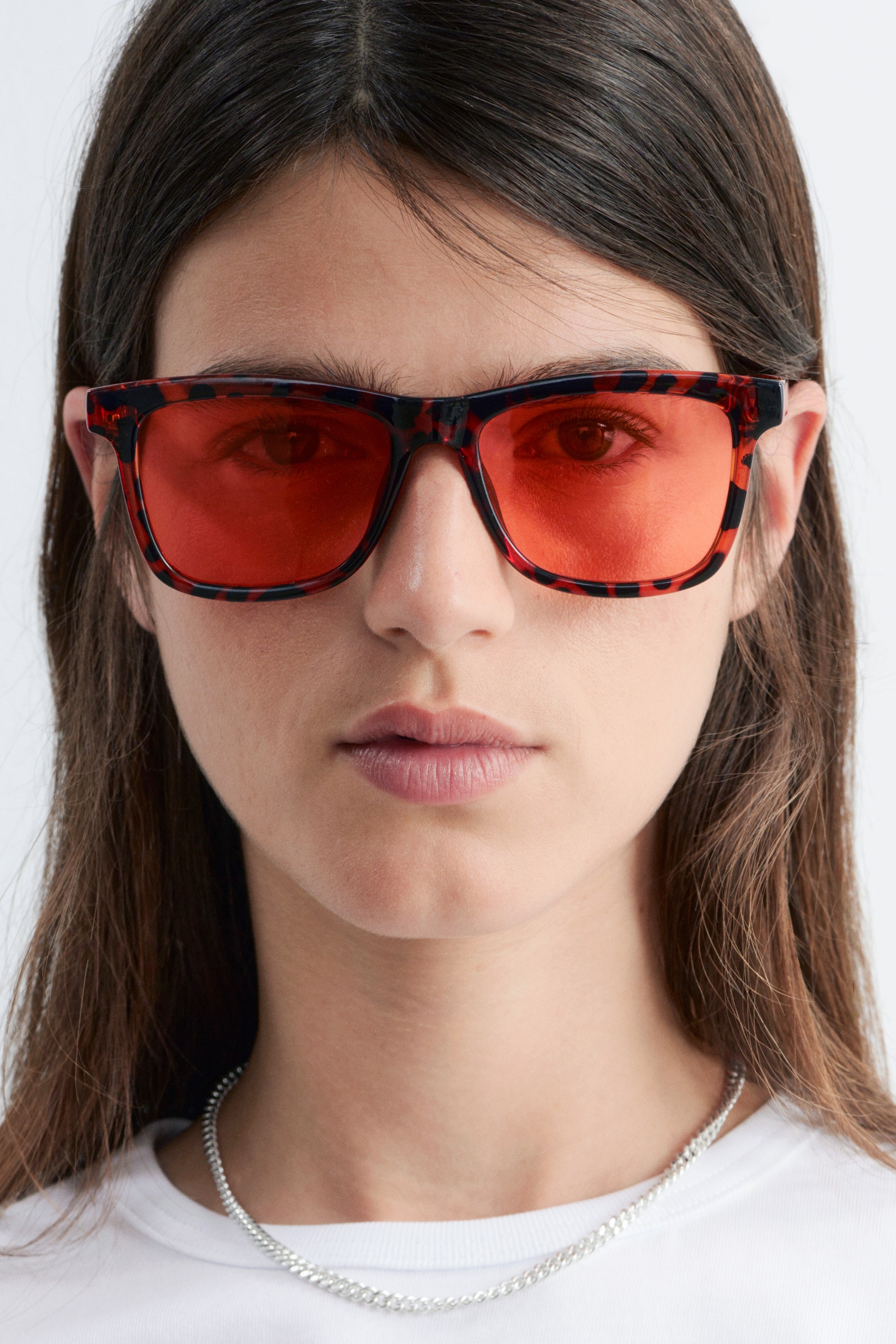 Προβολή μεγαλύτερης εικόνας: Τα γυαλιά ηλίου διαθέτουν σκελετό σε σχέδιο ταρταρούγα με ορθογώνιους φακούς σε κόκκινη απόχρωση, παρουσιάζοντας μια μπροστινή όψη σε ένα άτομο.