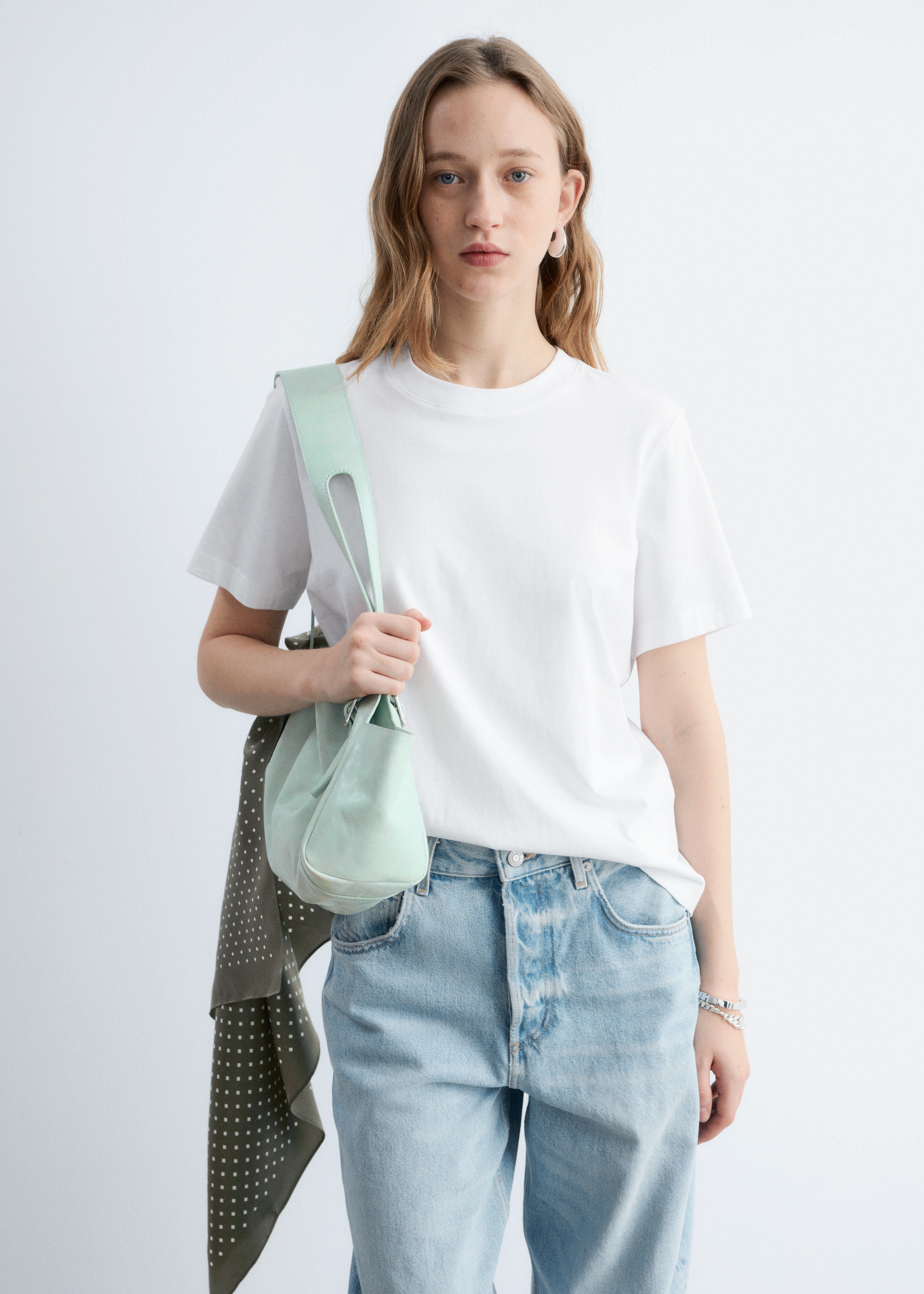 T-skjorte med rund hals - Hvit/Lys grønn/Beige/Sort/Dusty blå/Mørkegrå melange/Rød