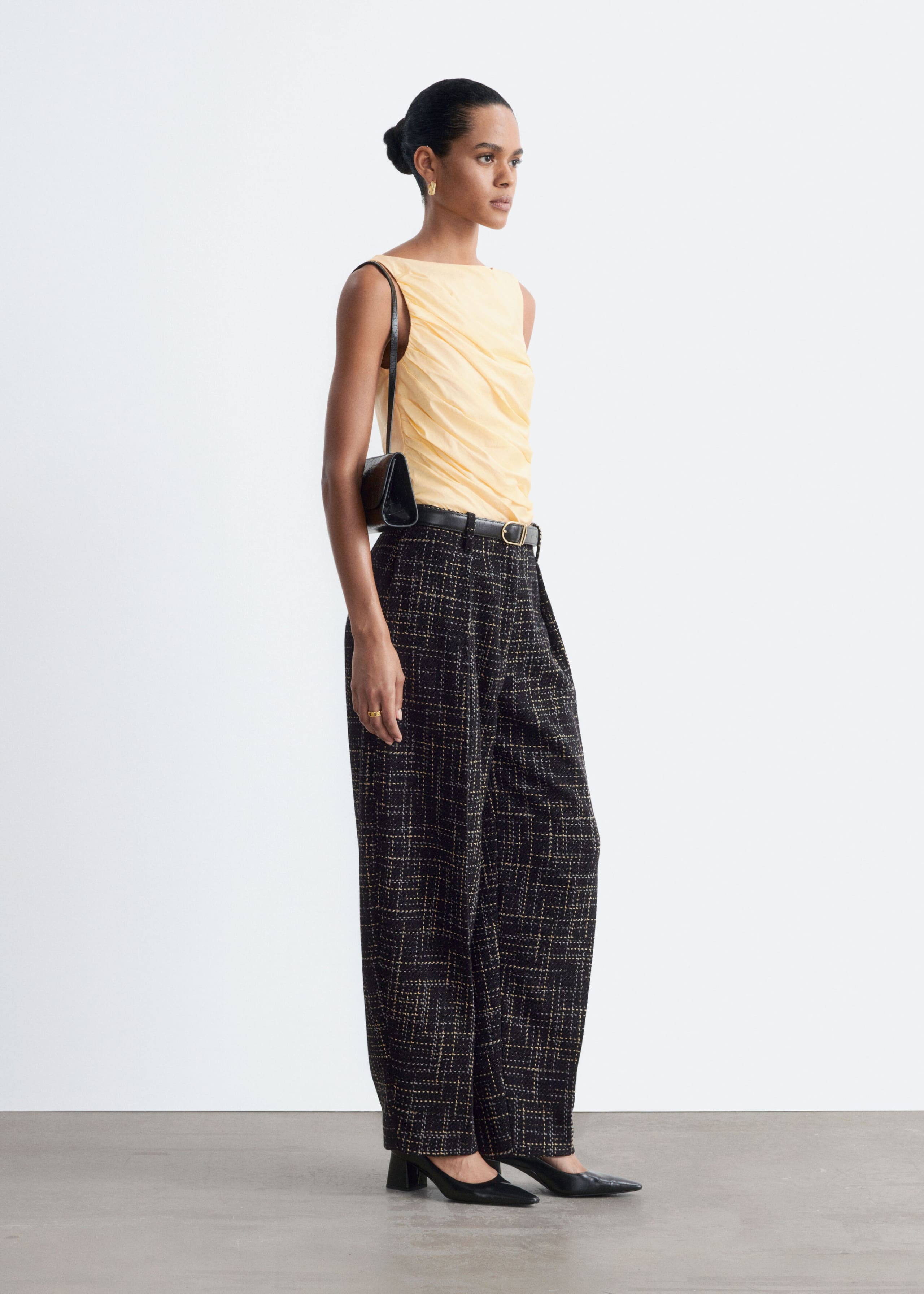 Strukturiertes Oberteil mit U-Boot-Ausschnitt - Gelb - Lookbook