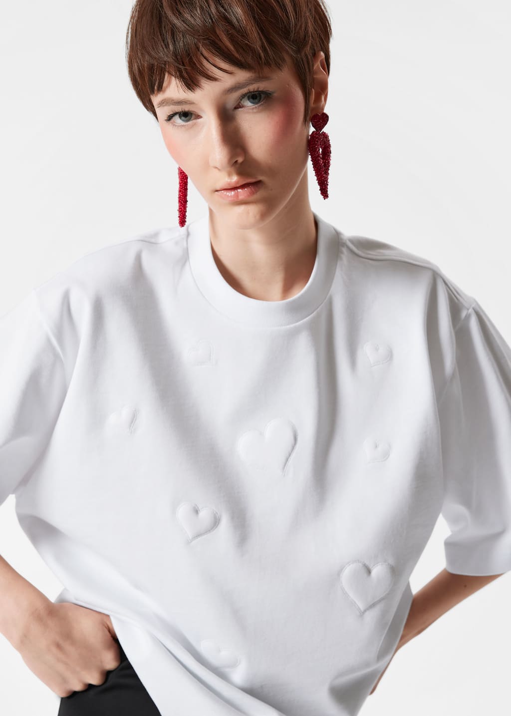 T-Shirt aus Baumwolle mit Herzprägung - Weiß - Lookbook