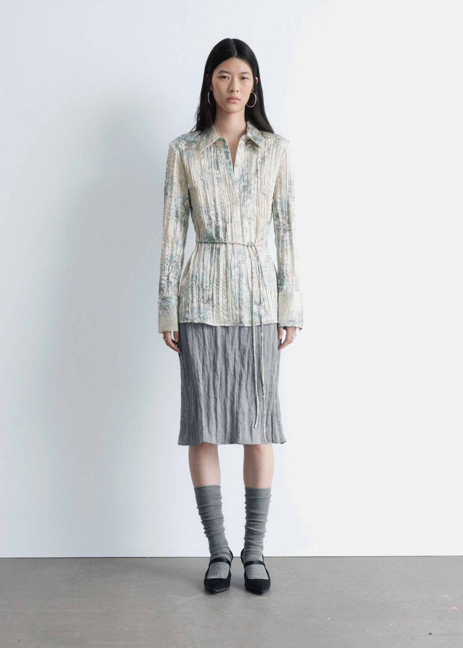 Skjorte i crêpe-stof med bindebælte - Lysegrå blomstret - 7