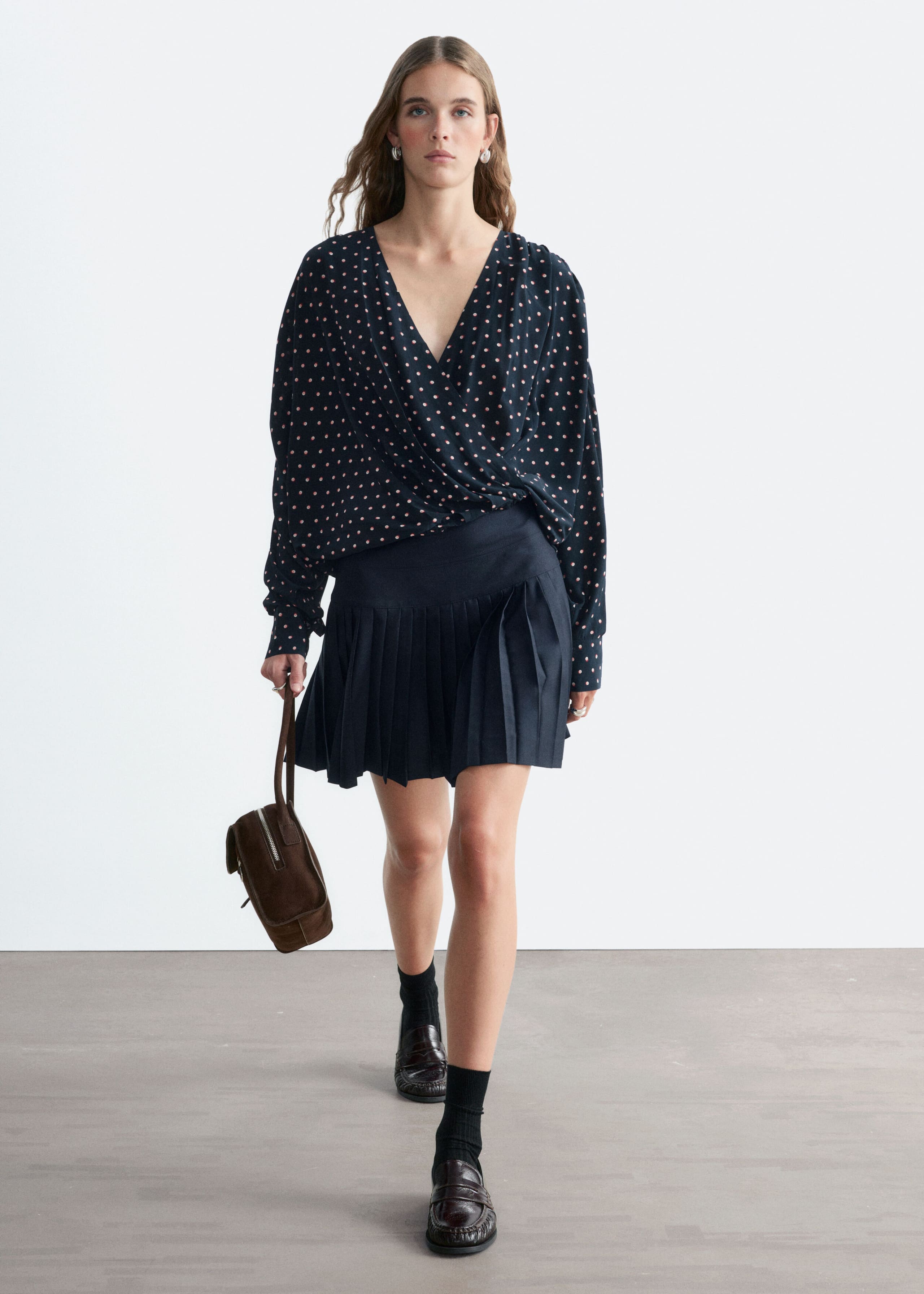 Blouse croisée devant - Bleu foncé/À pois - Lookbook