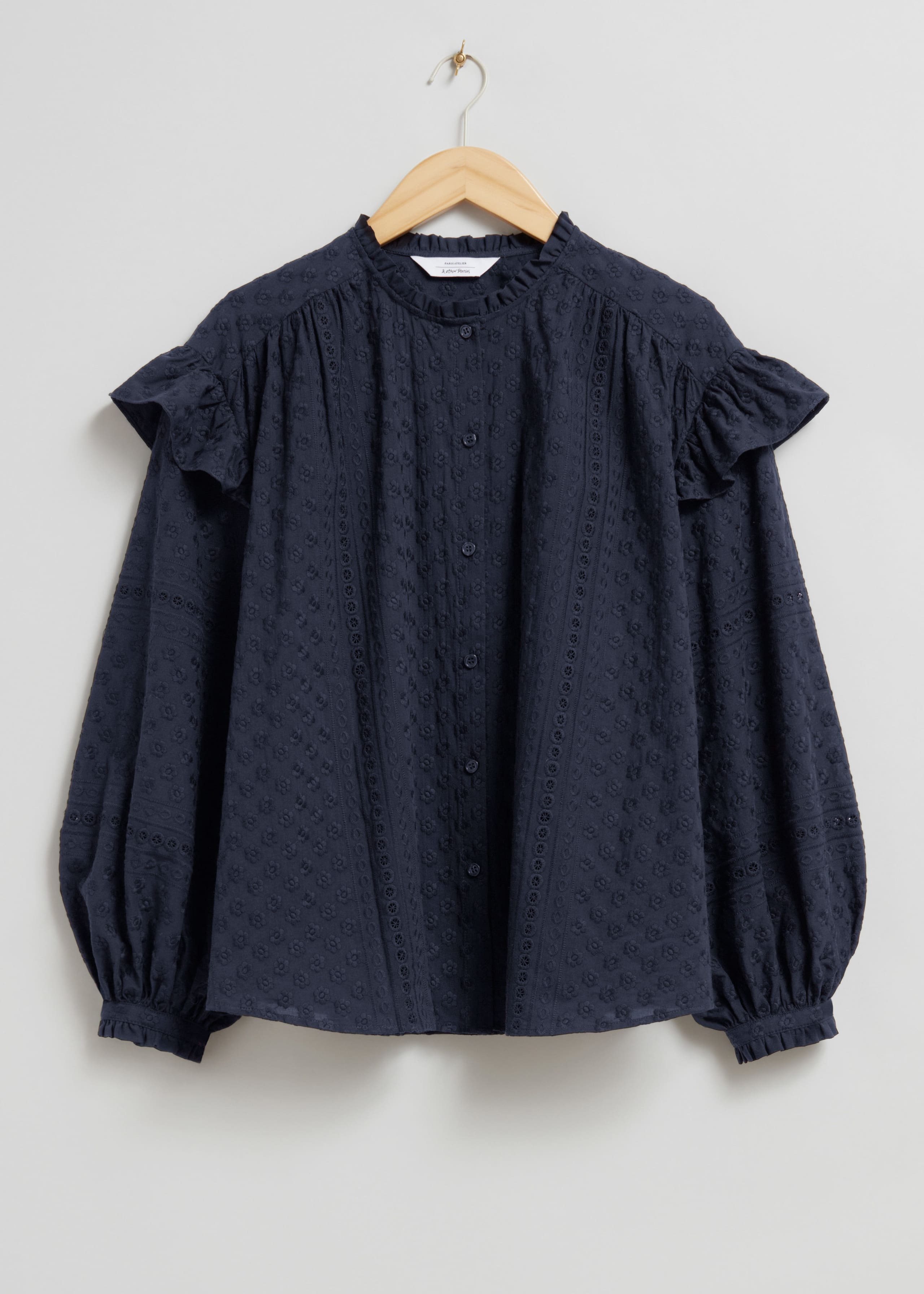 Bluse mit Rüschen und Blumenstickerei - Navyblau - Stillleben