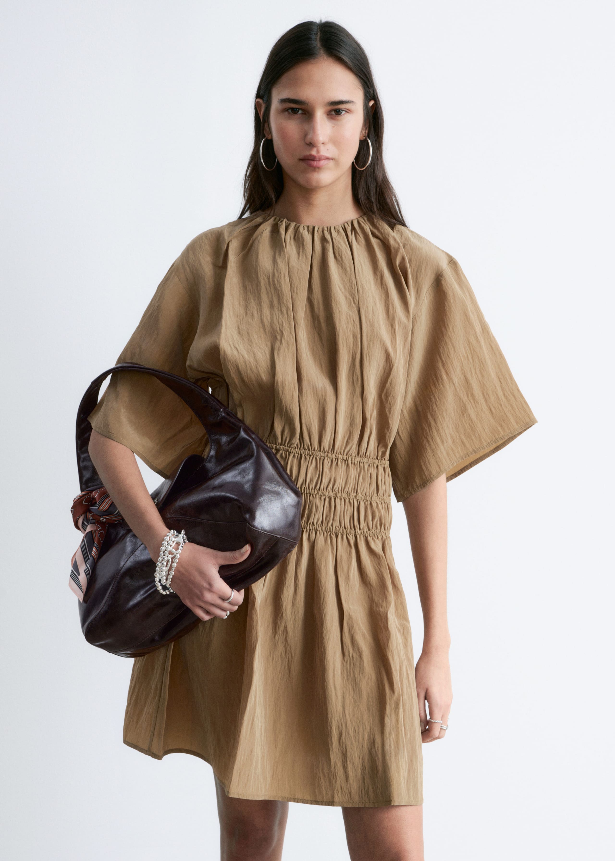 Image of Robe courte froncée à manches courtes