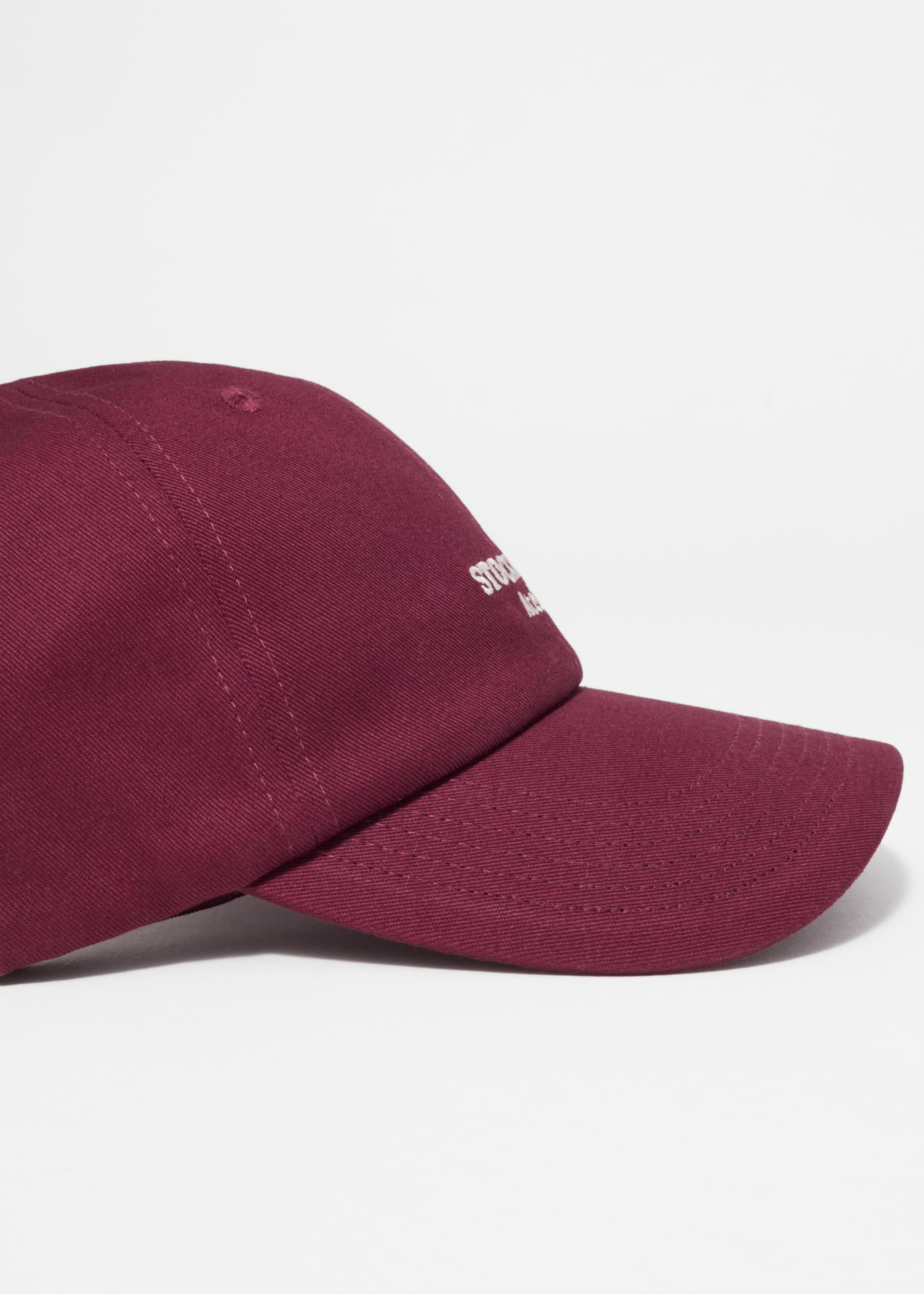Visa större bild: Broderad basebollkeps - Vinröd/Stockholm Atelier - DAM | H&M SE 3