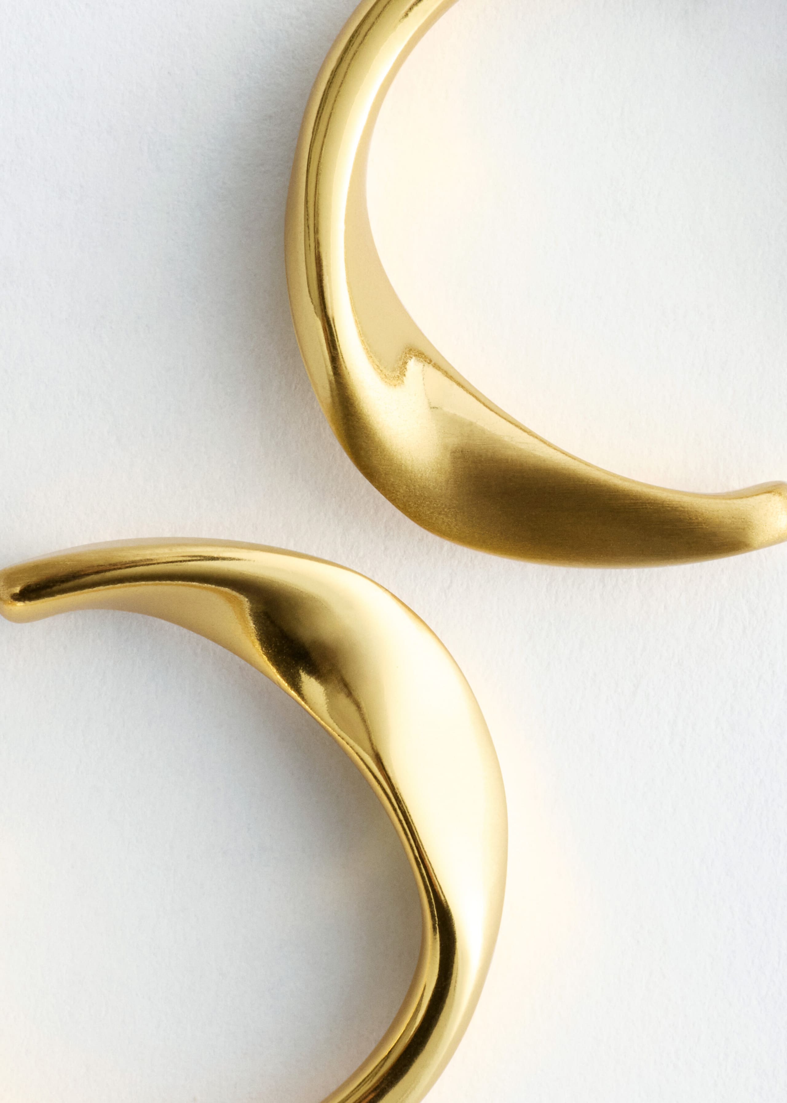 Twisted Hoop Earrings - {{variantName}} - Descriptive Detail