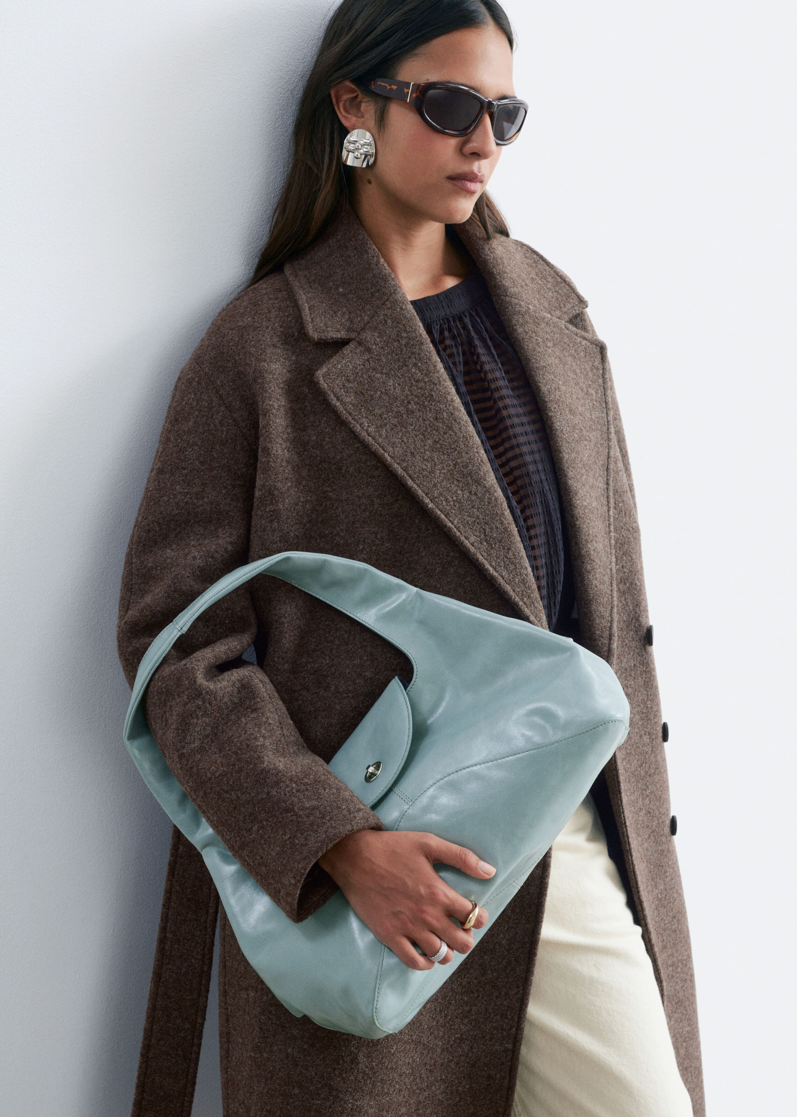 Abgerundete Schultertasche - Dunkelbraun - Lookbook