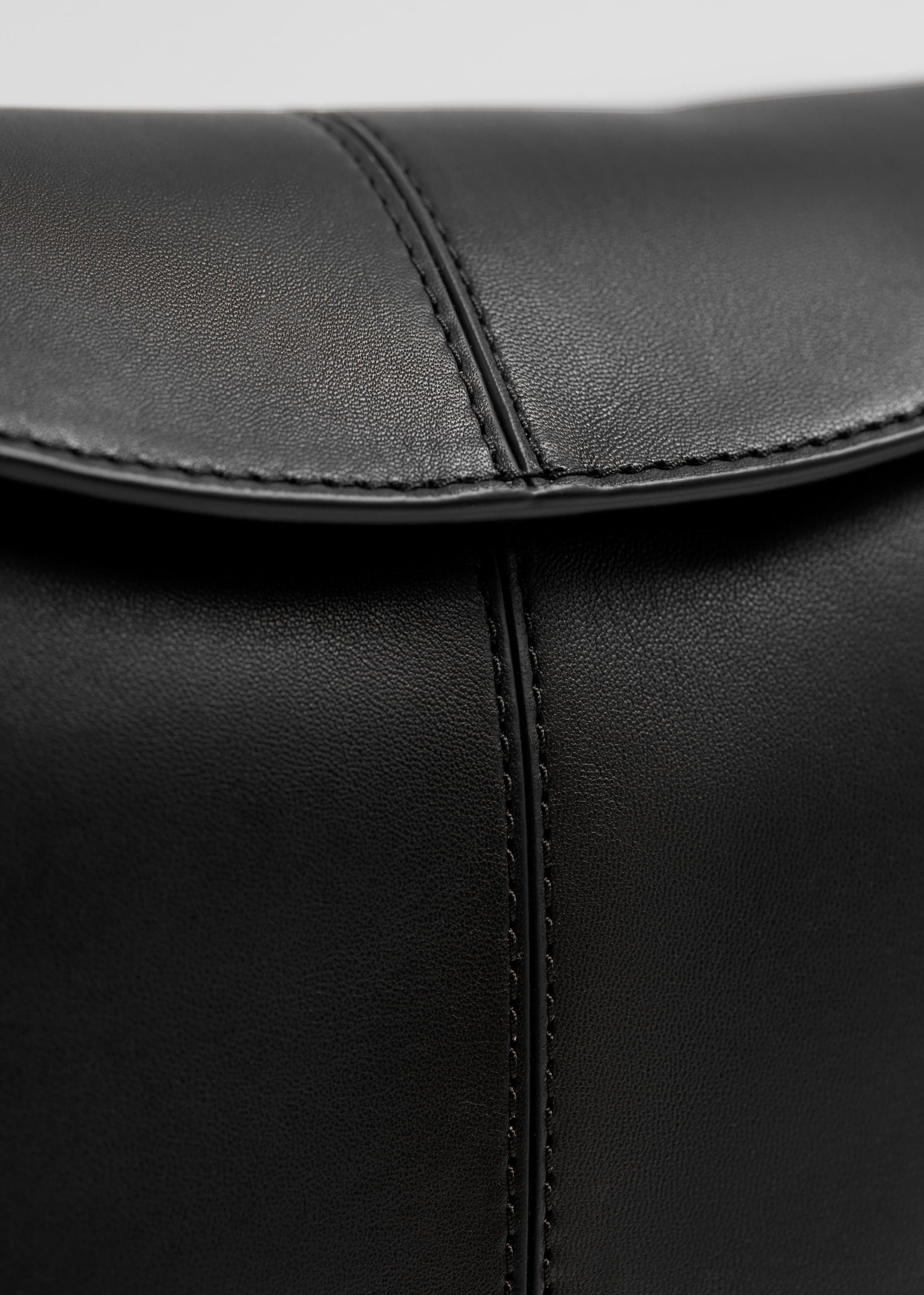 Grand sac porté épaule en cuir - {{variantName}} - Descriptive Detail