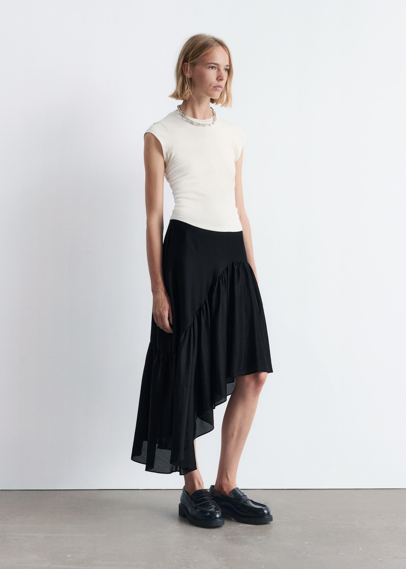 Falda midi asimétrica con volantes - Negro/Estampado floral