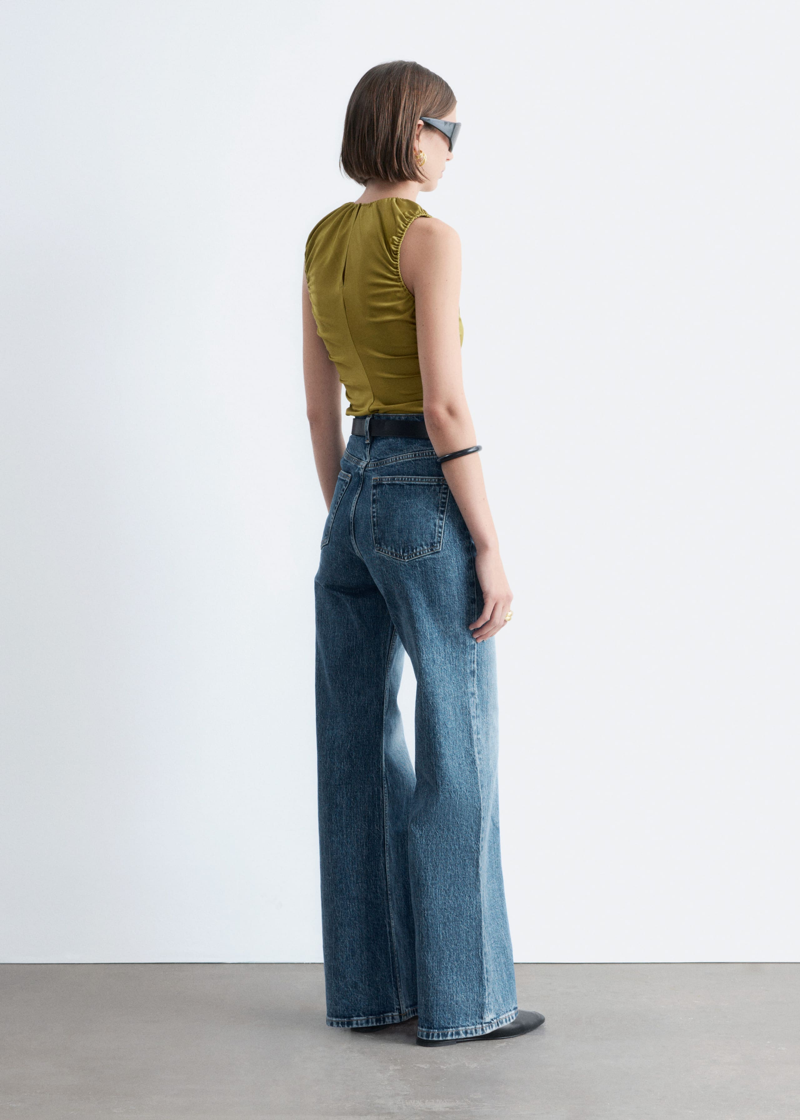 Image of Gerafftes Oberteil mit Schlüssellochdetail