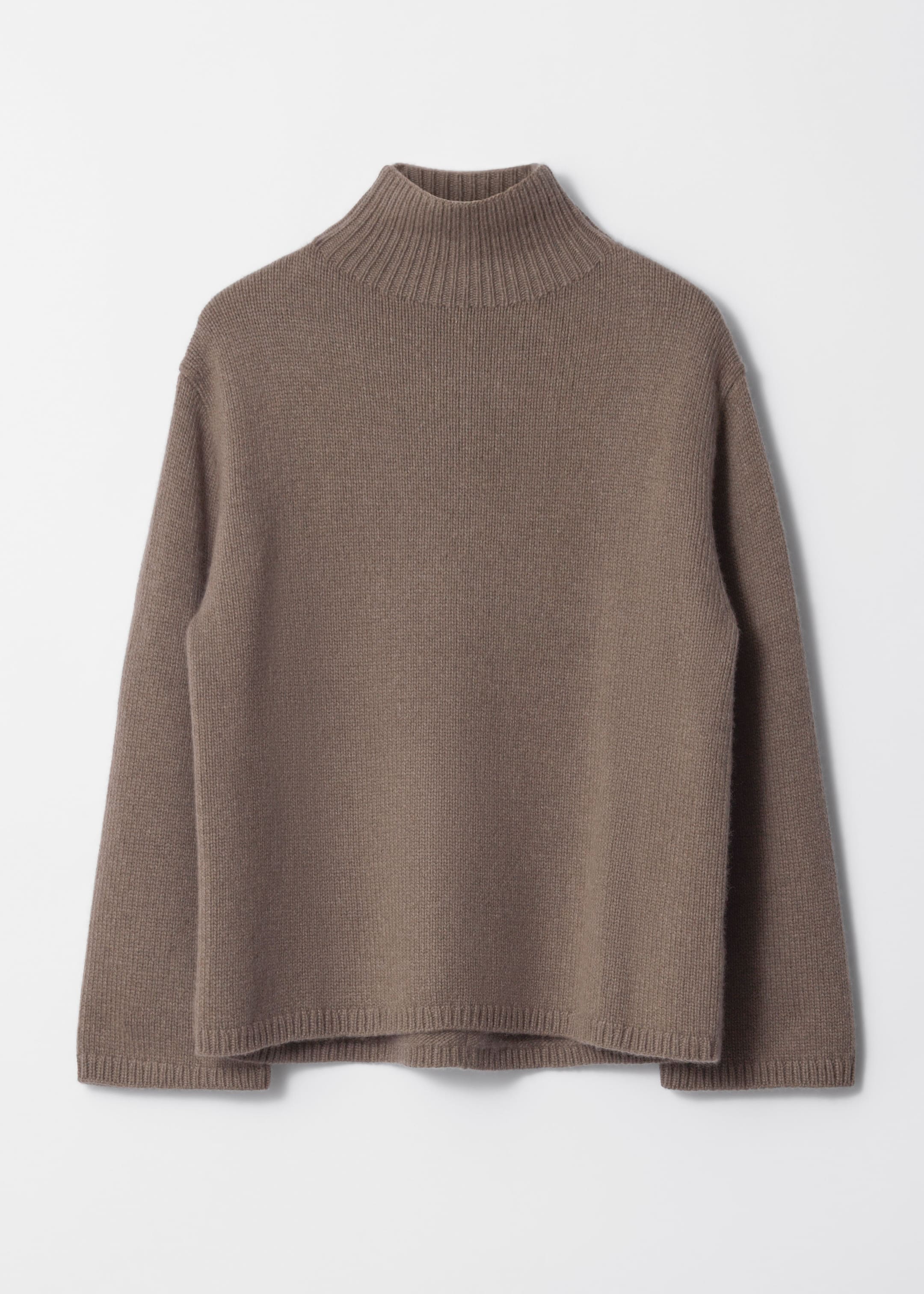 Grösseres Bild ansehen: Ein brauner gestrickter Rollkragenpullover wird von VORNE gezeigt, mit einem hohen gerippten Kragen, langen Ärmeln mit gerippten Bündchen und einem gerippten Saum.