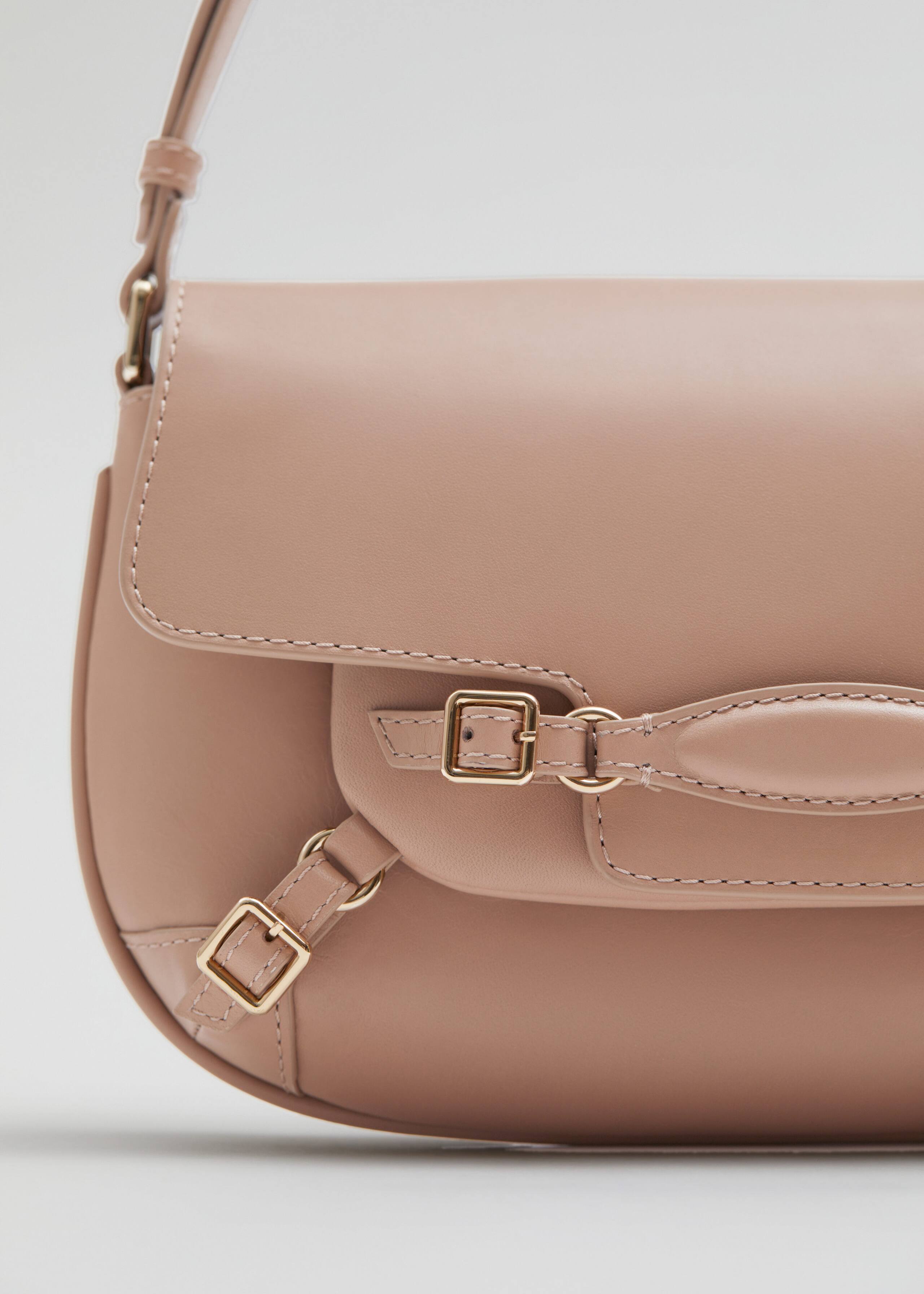 BuckledLeatherShoulderBag - {{variantName}} - Descrizione dettagliata