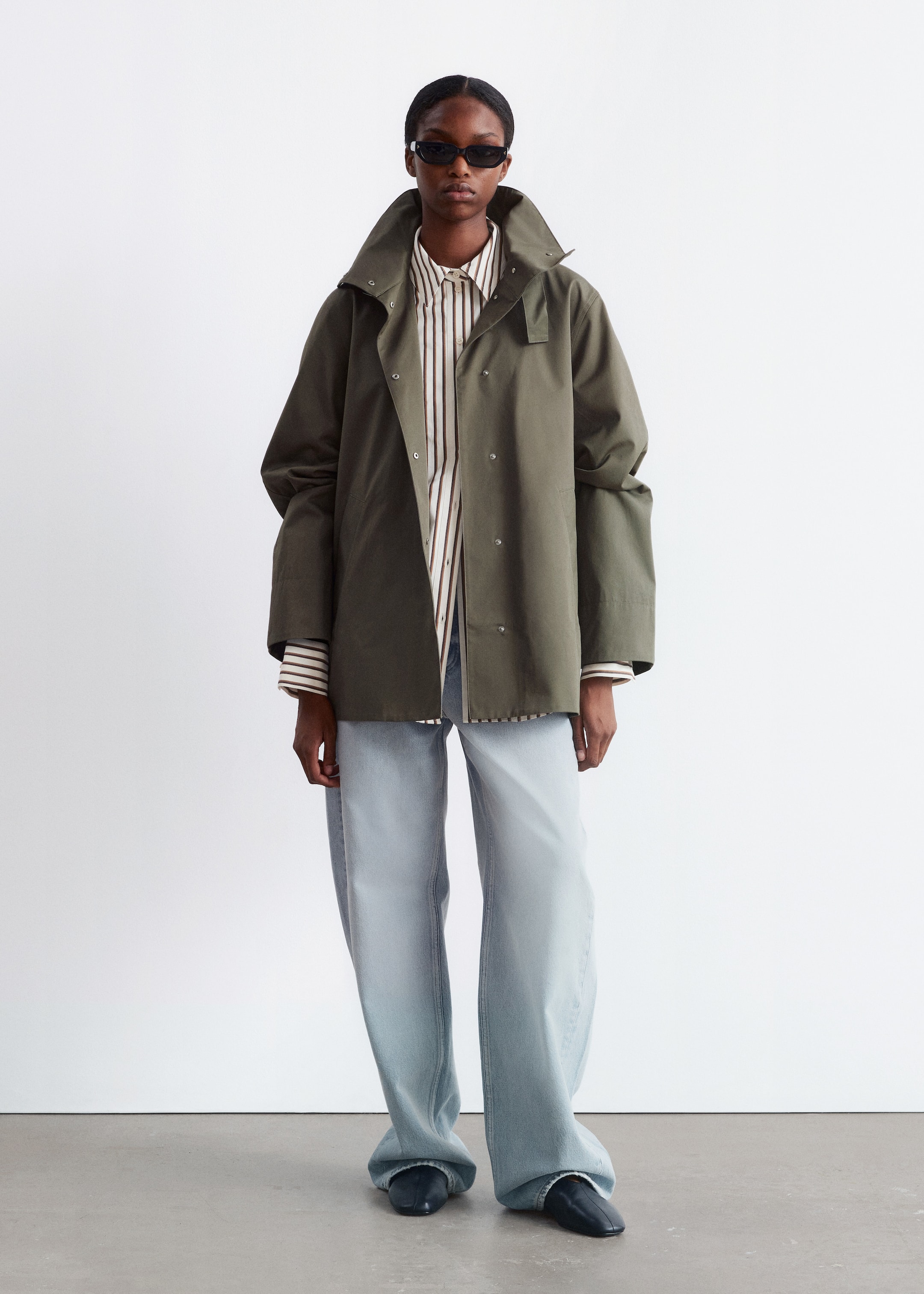 Visualizza immagine più grande: Giacca a trapezio con collo alto - Verde kaki - DONNA | H&M IT 1