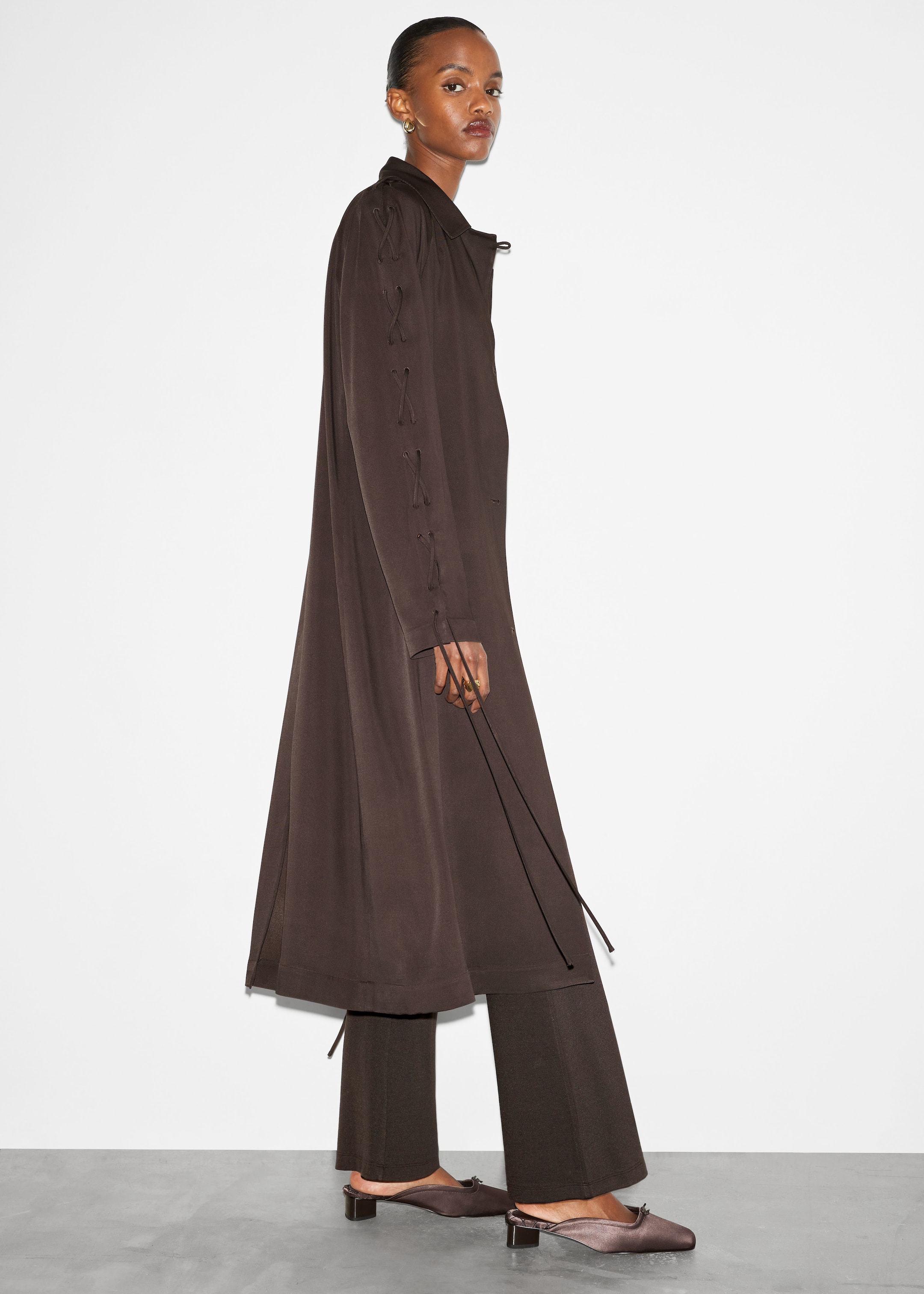 Grösseres Bild ansehen: Satin-Pantoletten mit karreeförmiger Zehenpartie - Braun - DAMEN | H&M CH 1