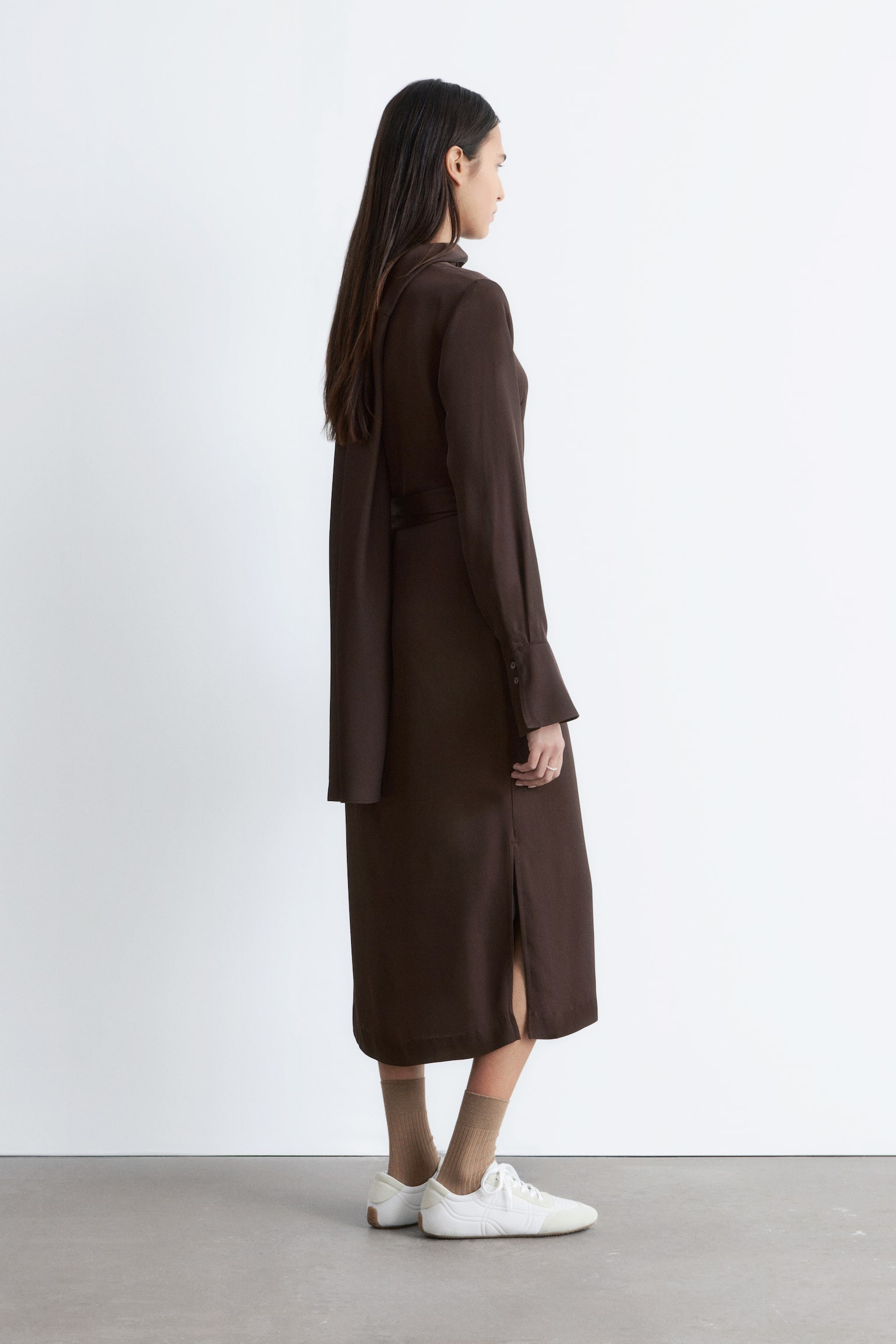 Midi-jurk met sjaalkraag - Donkerbruin - 6