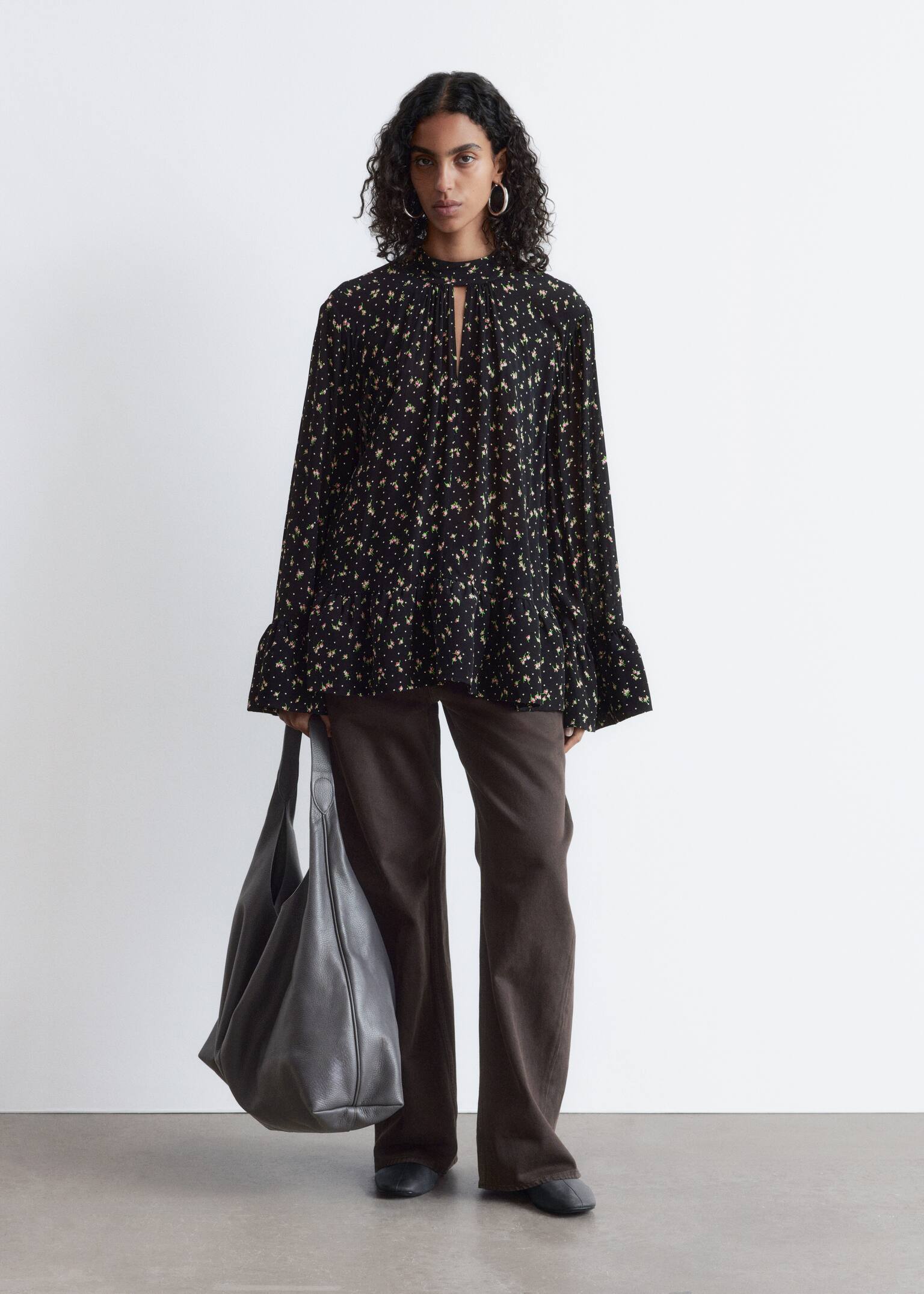 Blusa con gala e colletto alla coreana - Nero/Motivo floreale