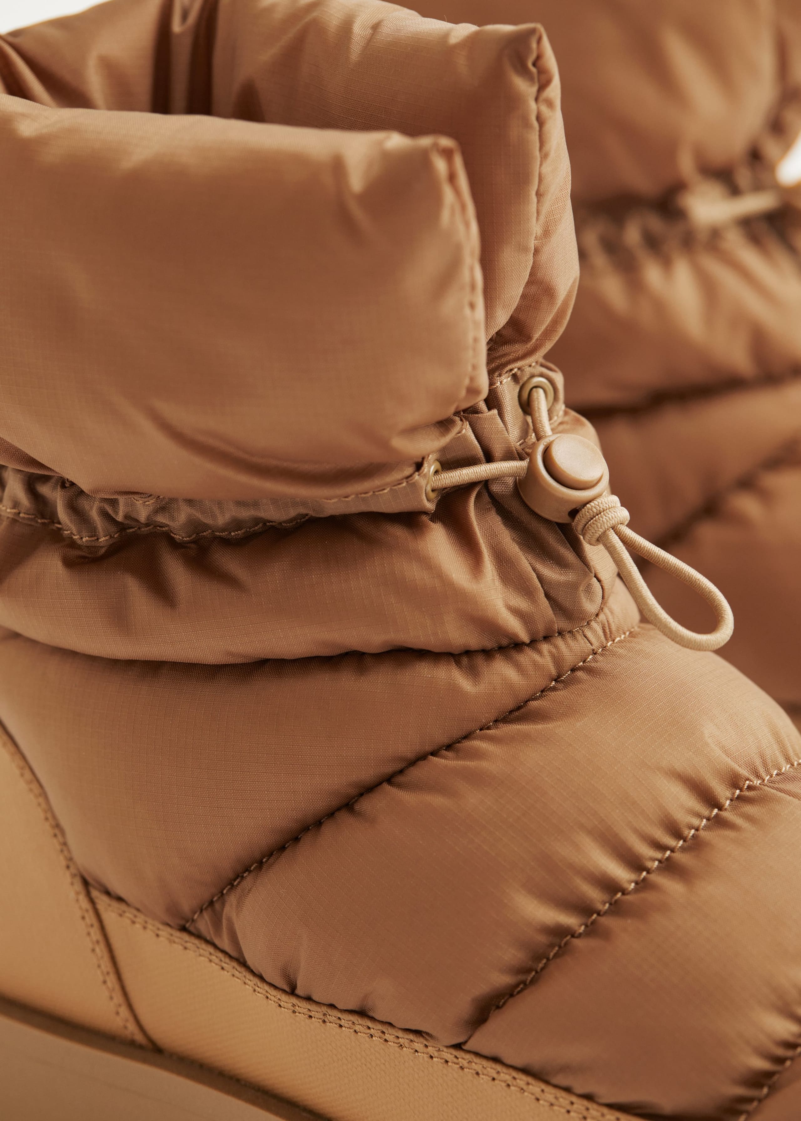 Padded Winter Boots - {{variantName}} - Descriptive Detail