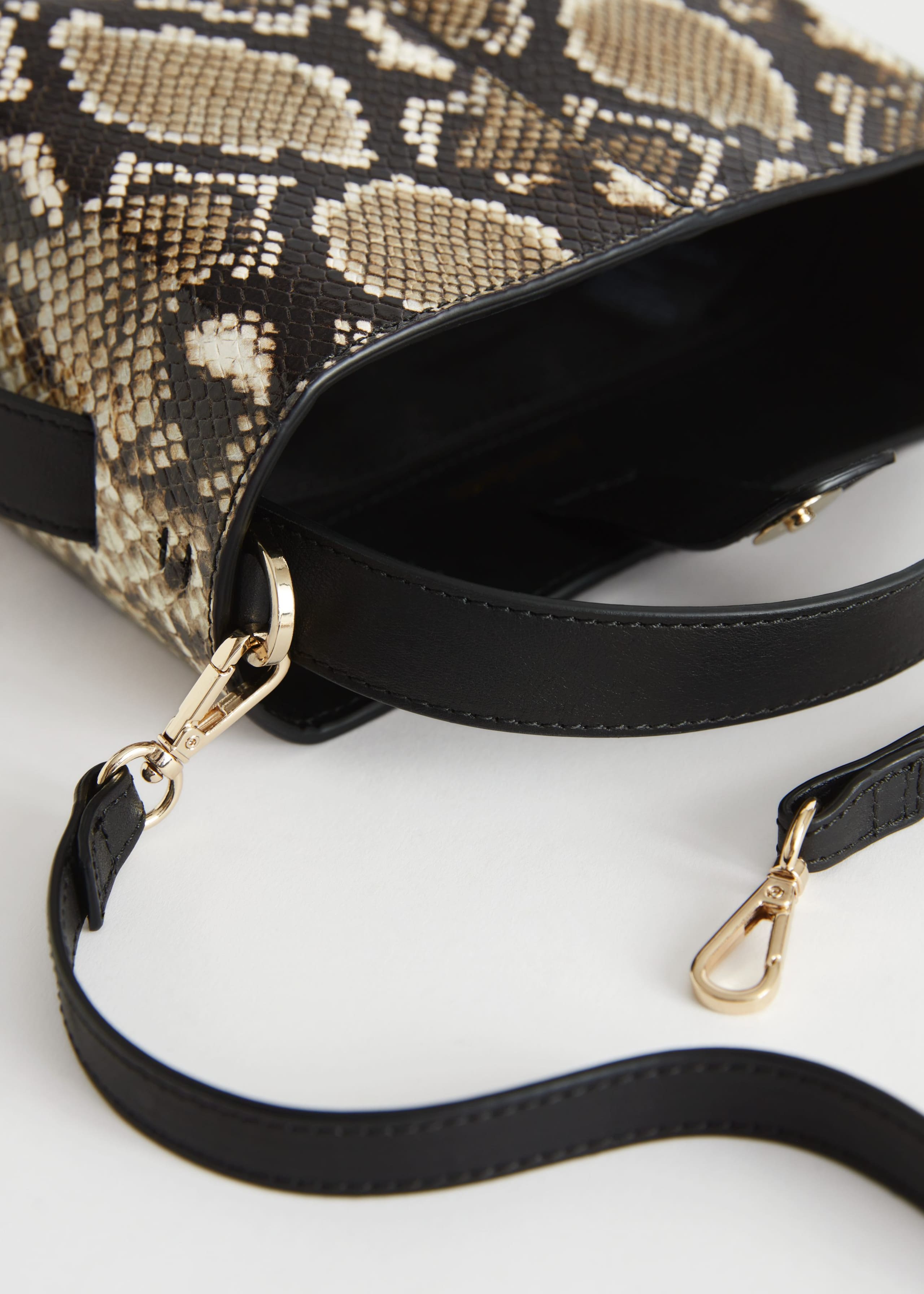 SmallLeatherBucketBag - {{variantName}} - Descrizione dettagliata
