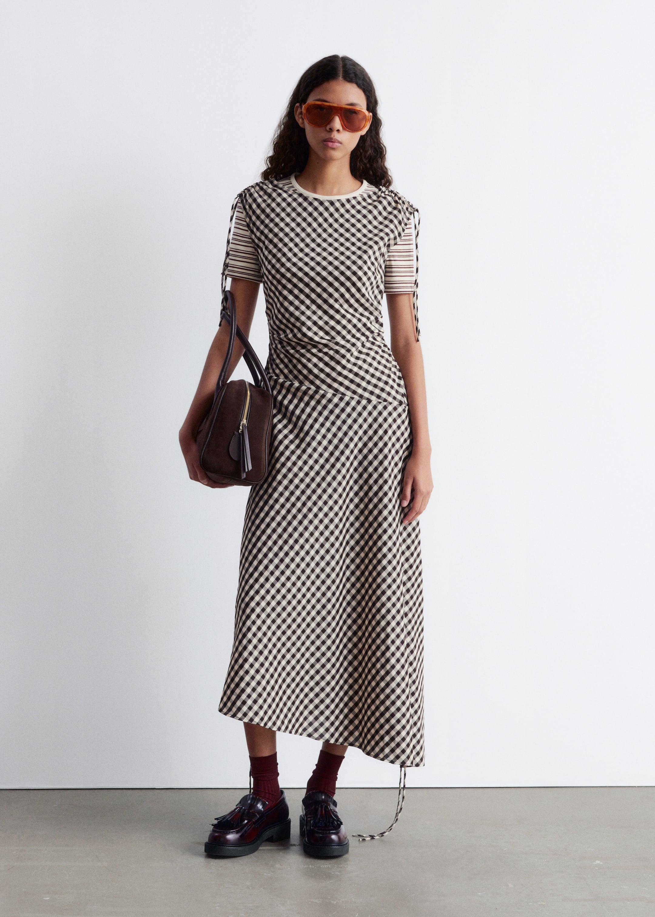 Grotere afbeelding bekijken: Asymmetrische midi-jurk met boothals - Donkerbruin/wit - DAMES | H&M NL 3