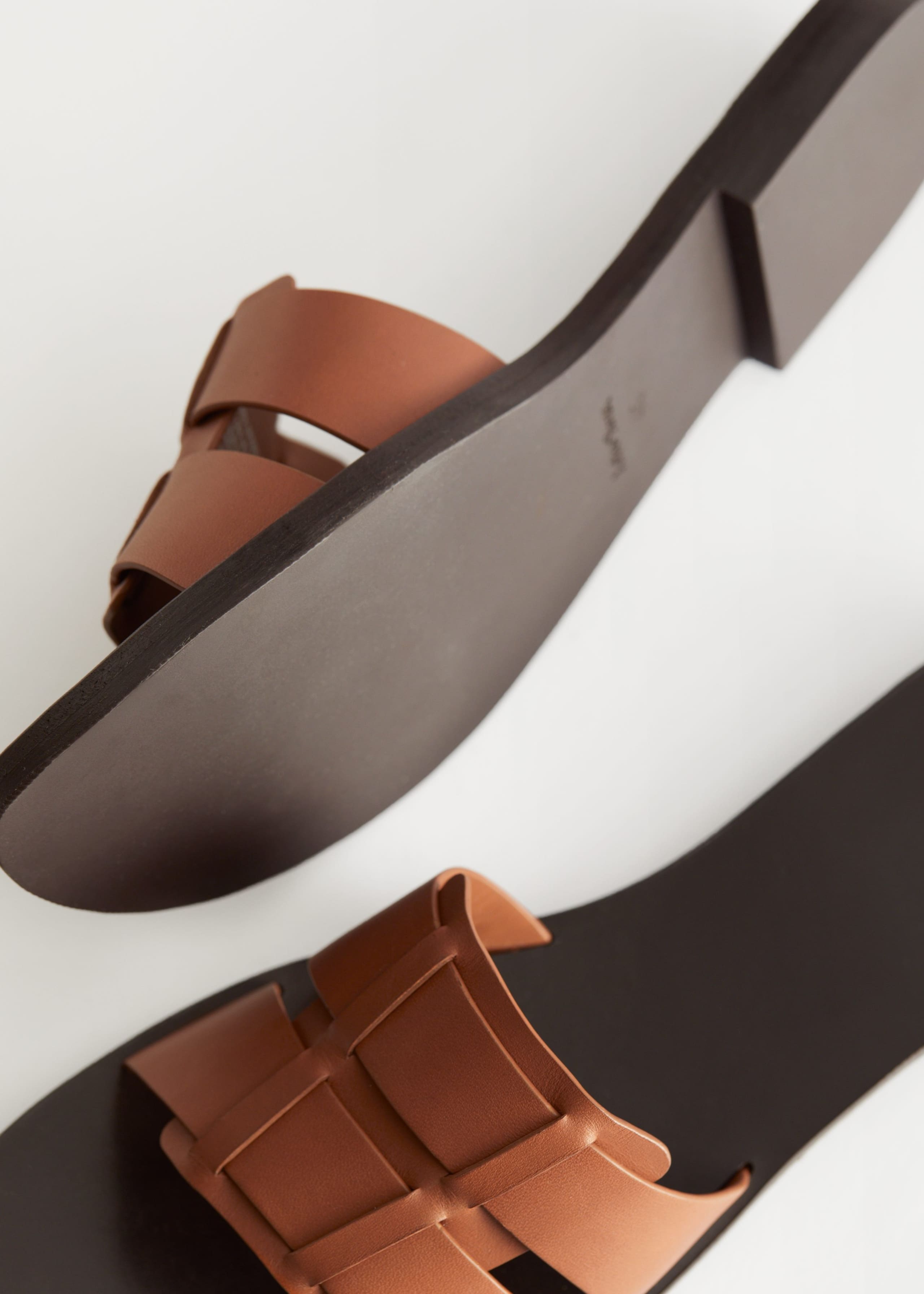 Duo Strap Leather Sandals - {{variantName}} - Detalle descriptivo