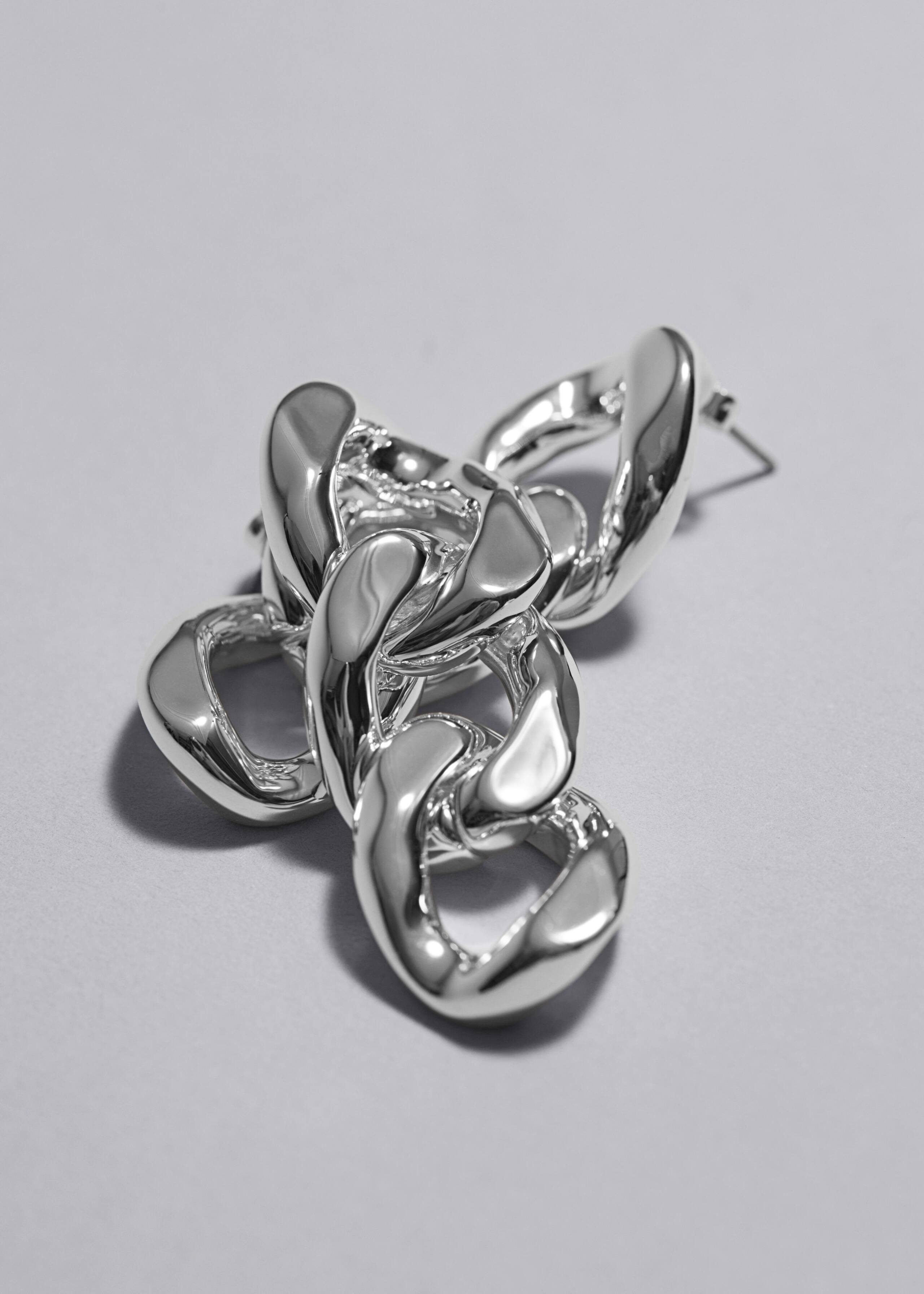 Markante Kettenohrhänger - Silber - Stillleben