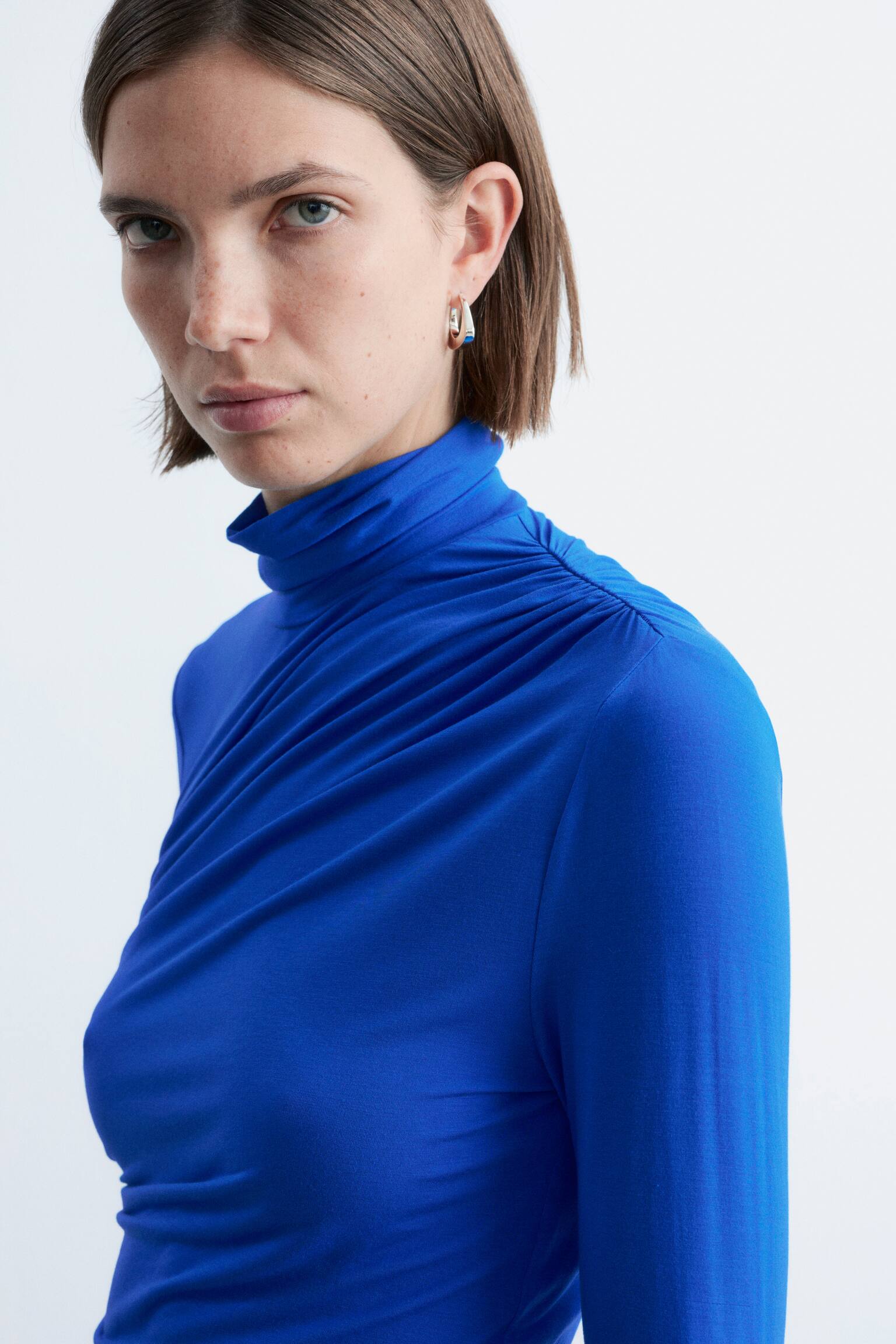 Dolcevita drappeggiato - Blu brillante/Giallo/Rosso - 6