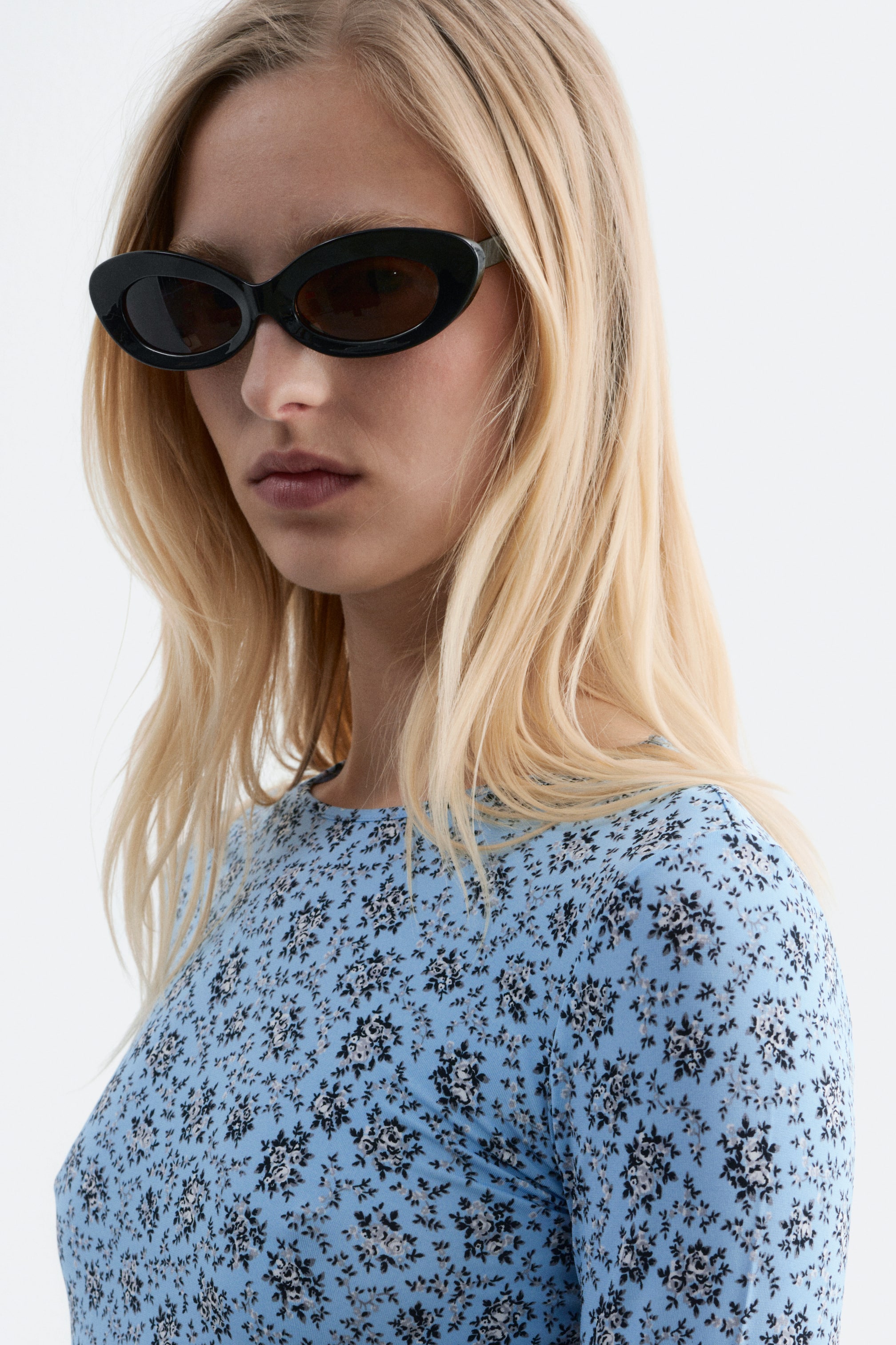 Agrandir l'image: Lunettes de soleil ovales sculptées - Noir - FEMME | H&M CH 1