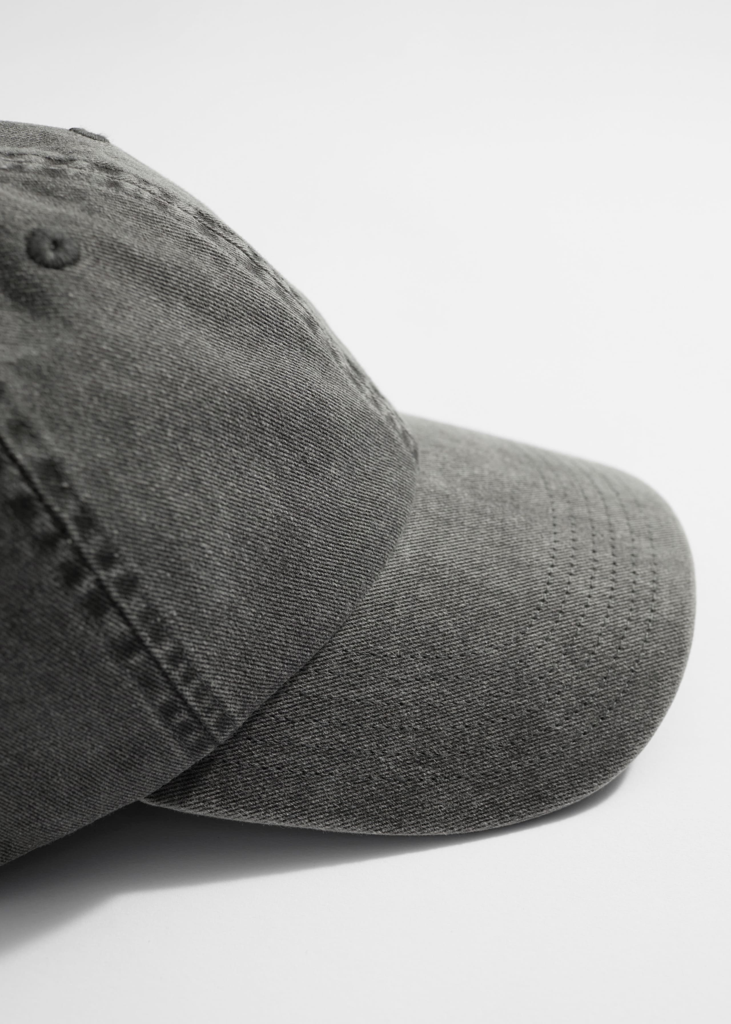Czapka z daszkiem z bielonego denimu – {{variantName}} – Szczegół