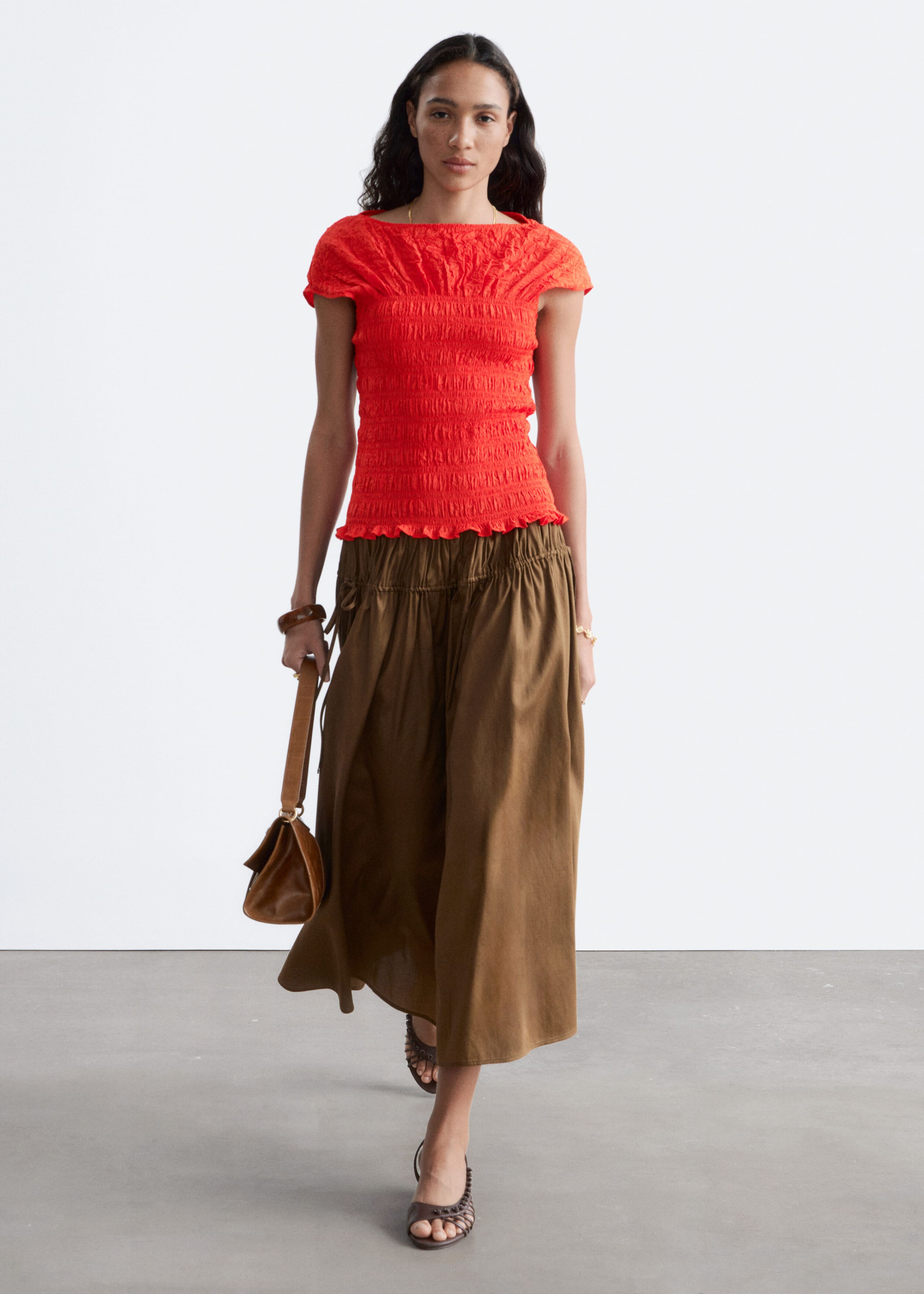 Gesmoktes Oberteil mit U-Boot-Ausschnitt - Beige/Gestreift - Lookbook