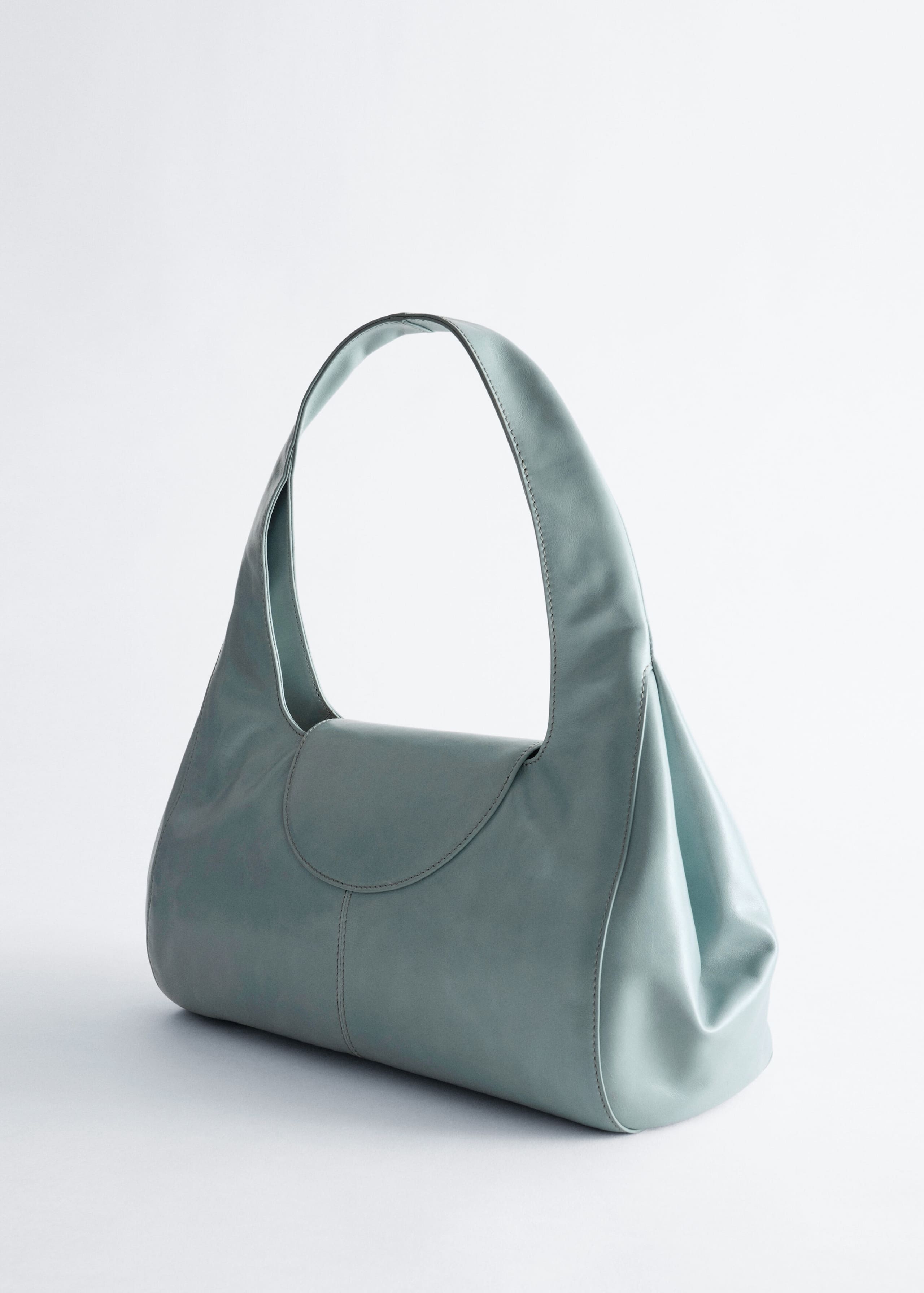 Abgerundete Schultertasche - Dunkelbraun - Stillleben