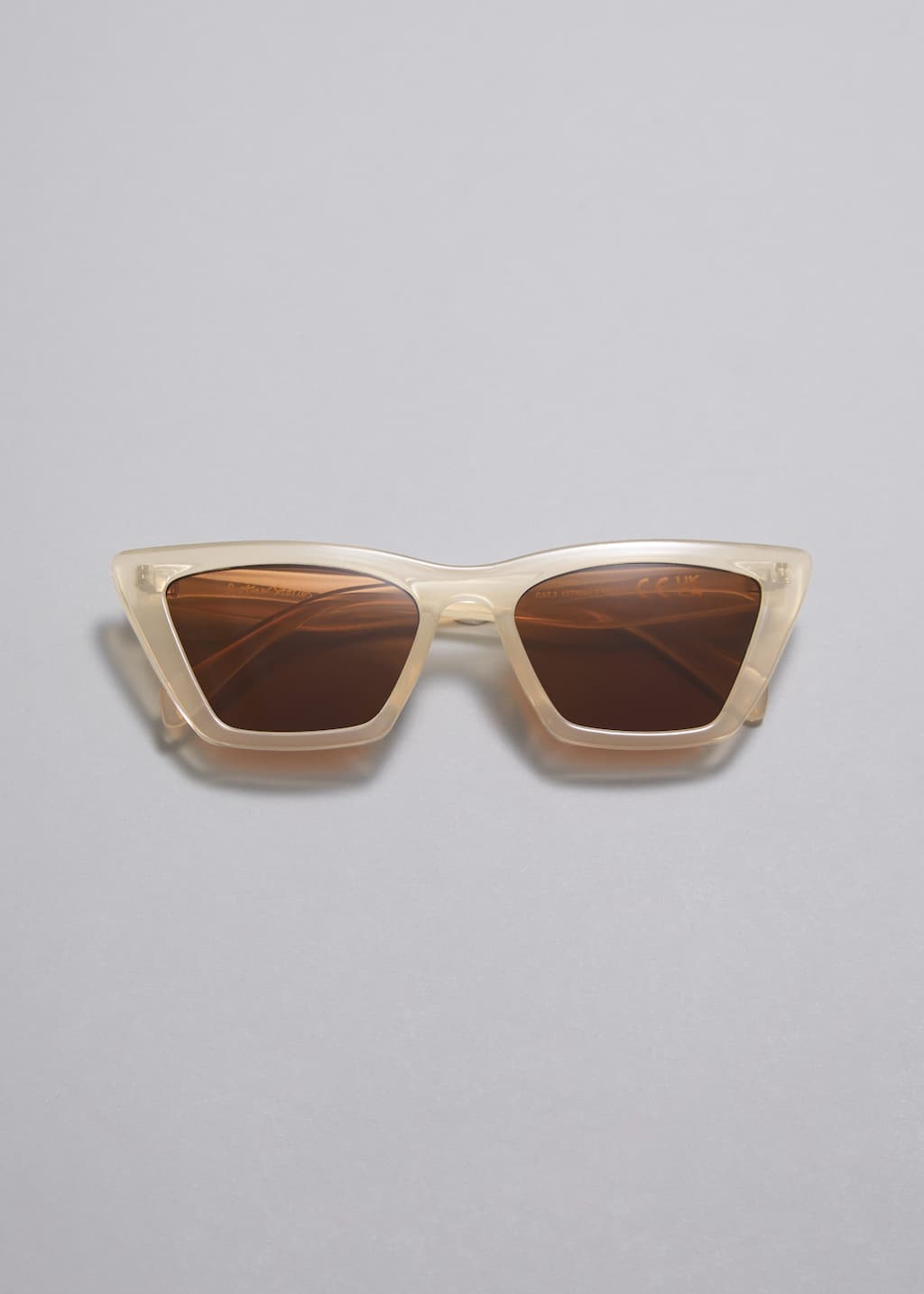 AngularCatEyeSunglasses – Brązowy – Martwa natura