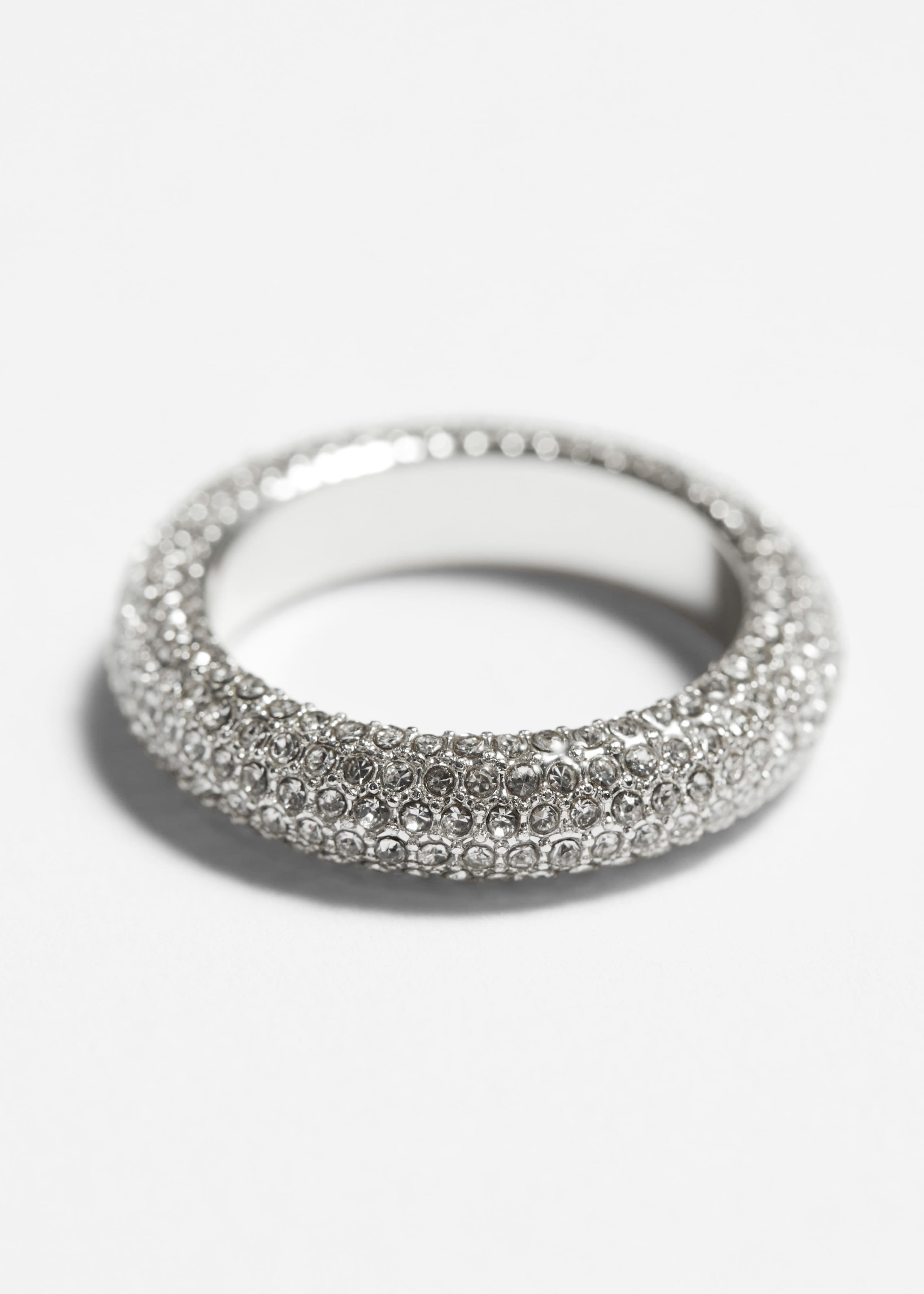 Ring mit Kristallverzierung