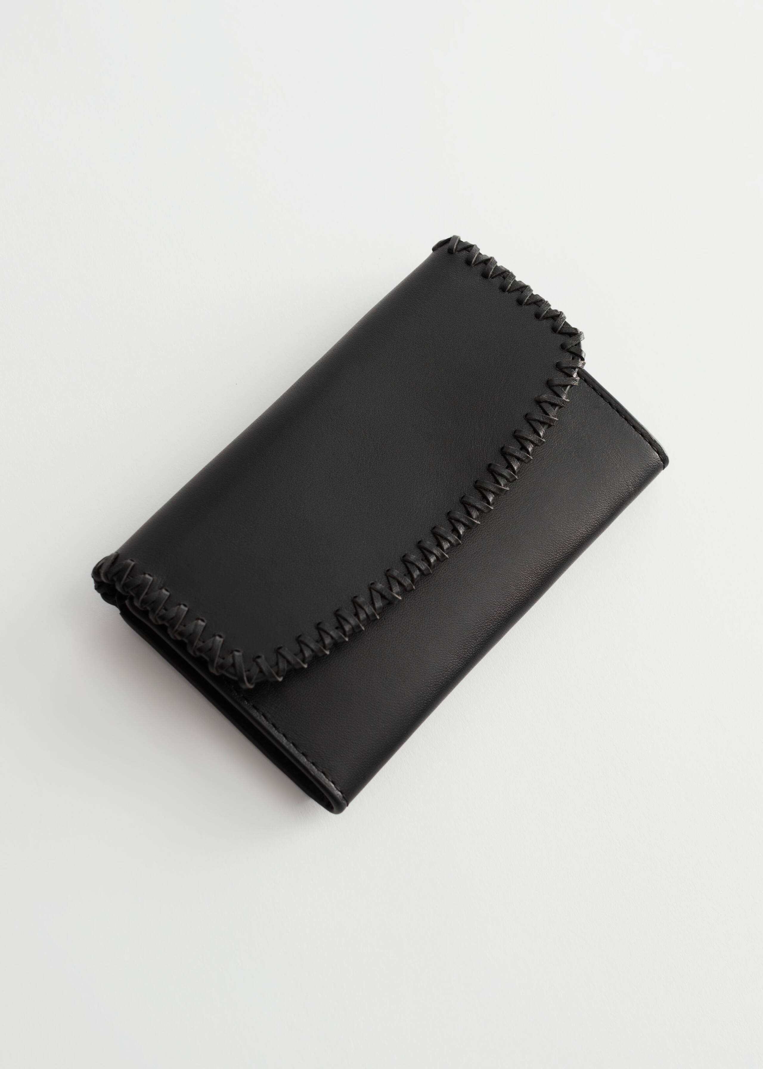 Geldbörse aus Leder mit geflochtener Schnalle - Schwarz - Stillleben