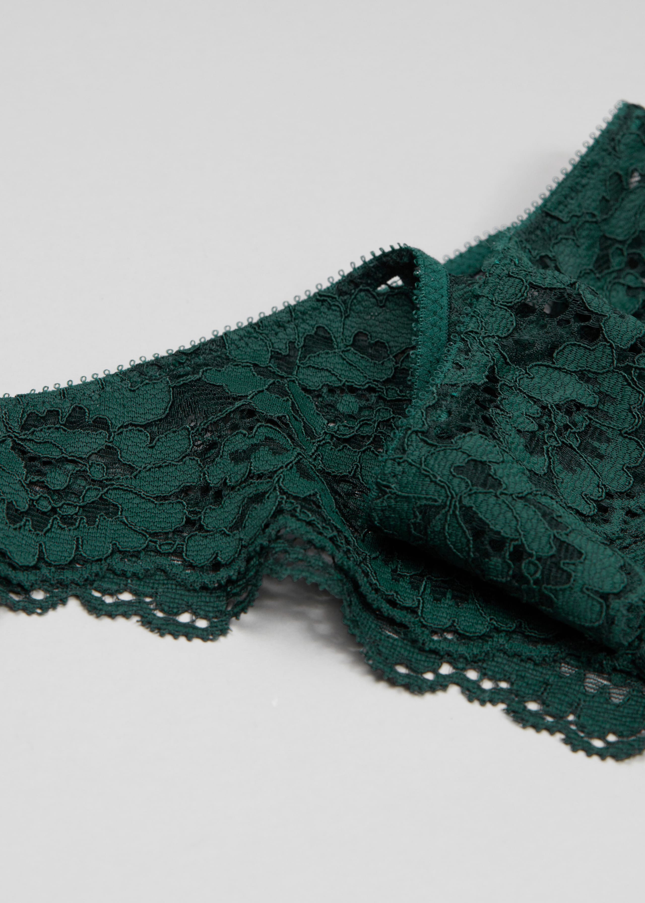 Tanga mit Spitze mit Wellenkante - {{variantName}} - Beschreibendes Detail