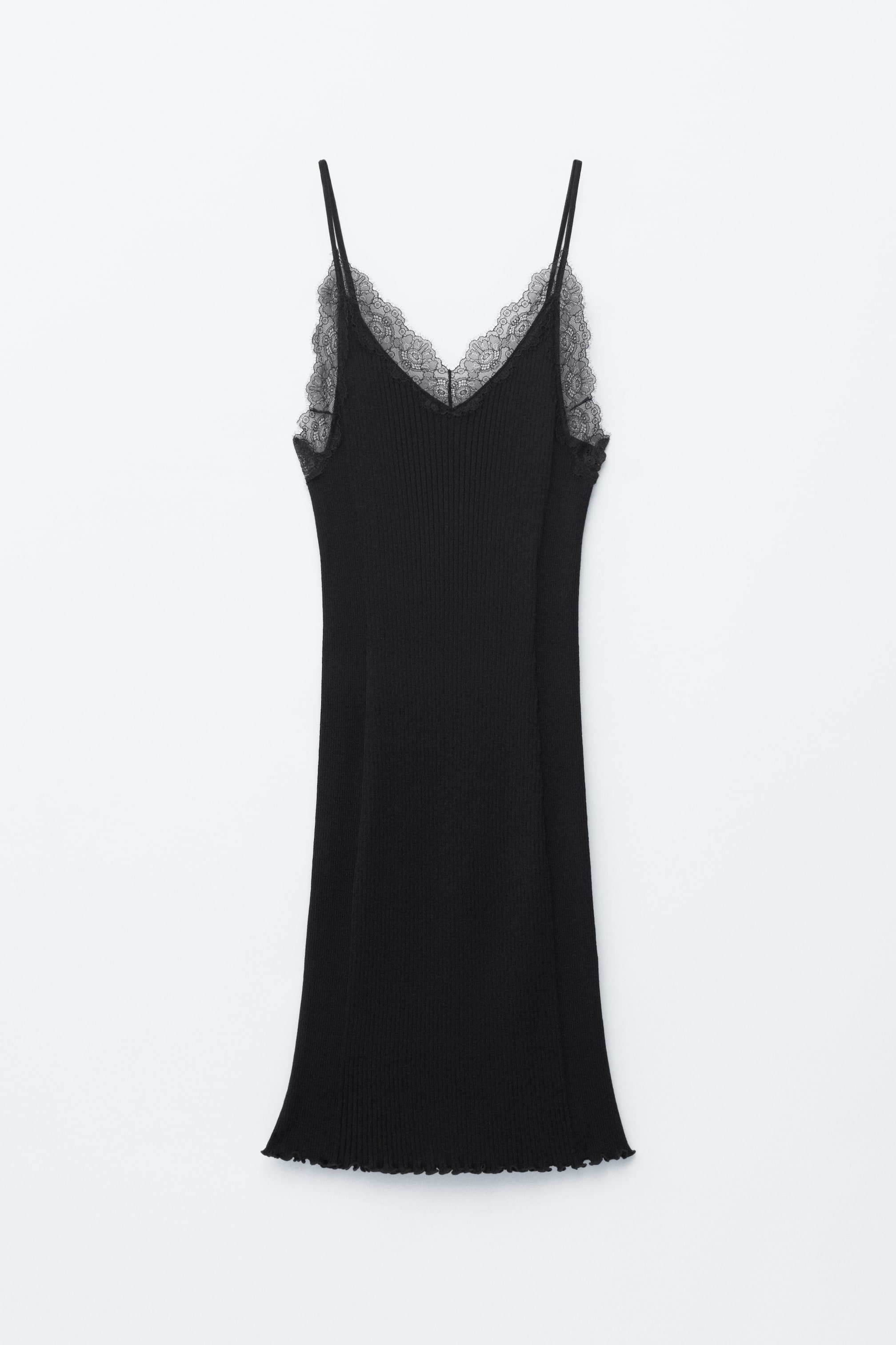 Größeres Bild ansehen: Ein schwarzes geripptes Camisole-Kleid wird von vorne präsentiert, mit einem V-Ausschnitt mit Spitzenbesatz, dünnen Trägern und einem gewellten Saum.