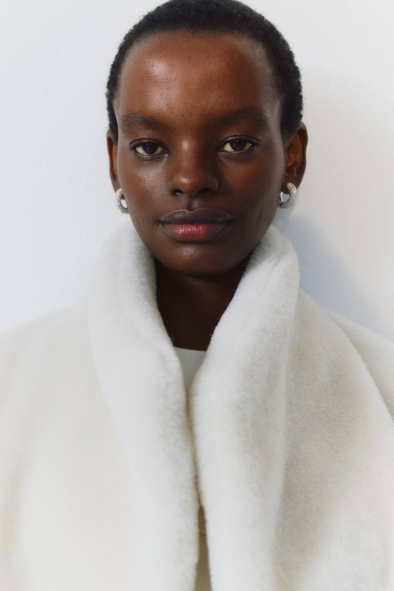 Jacke aus Faux Fur - Creme - 8