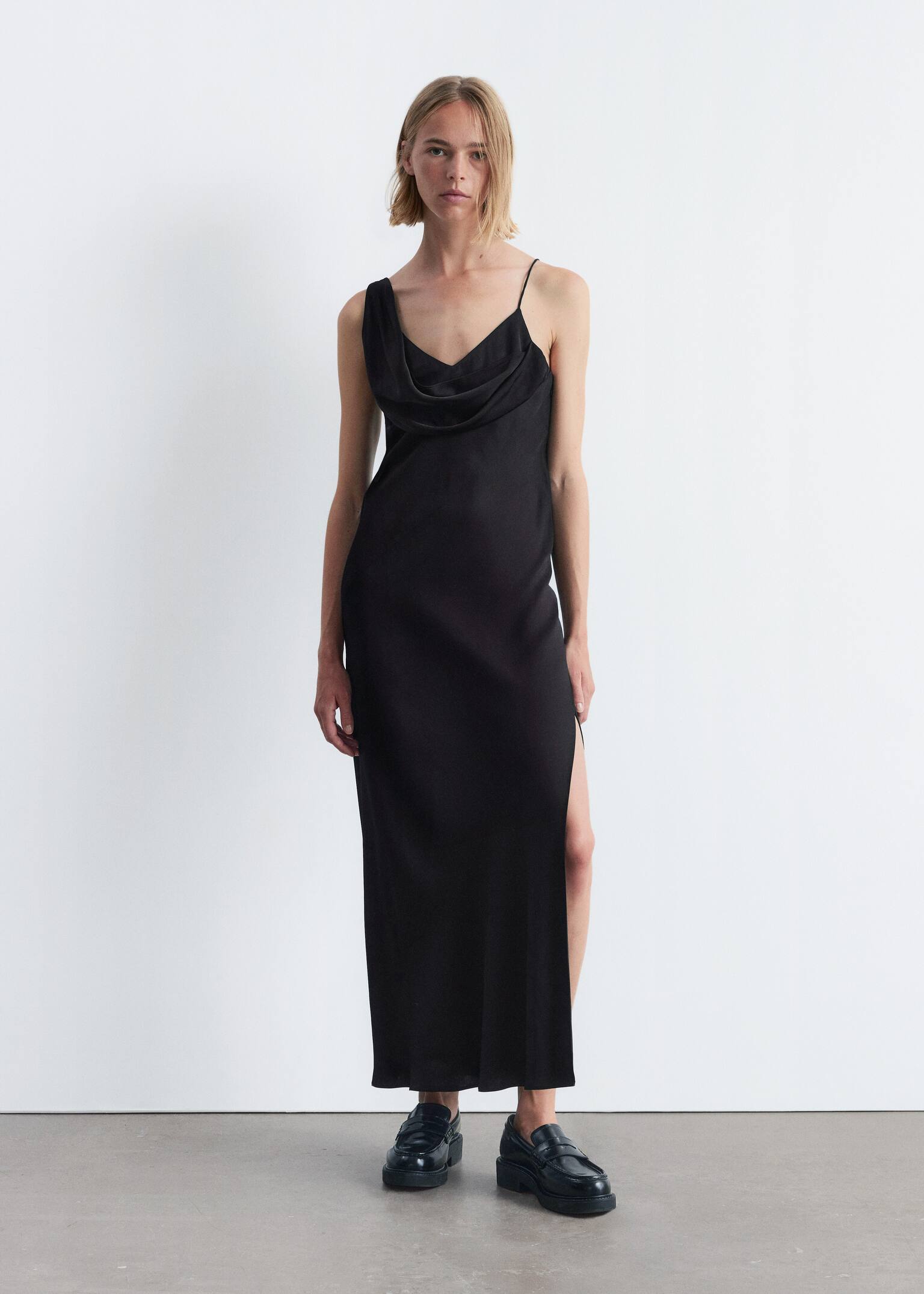 Asymetryczna sukienka midi z szerokim golfem - Czarny - 4