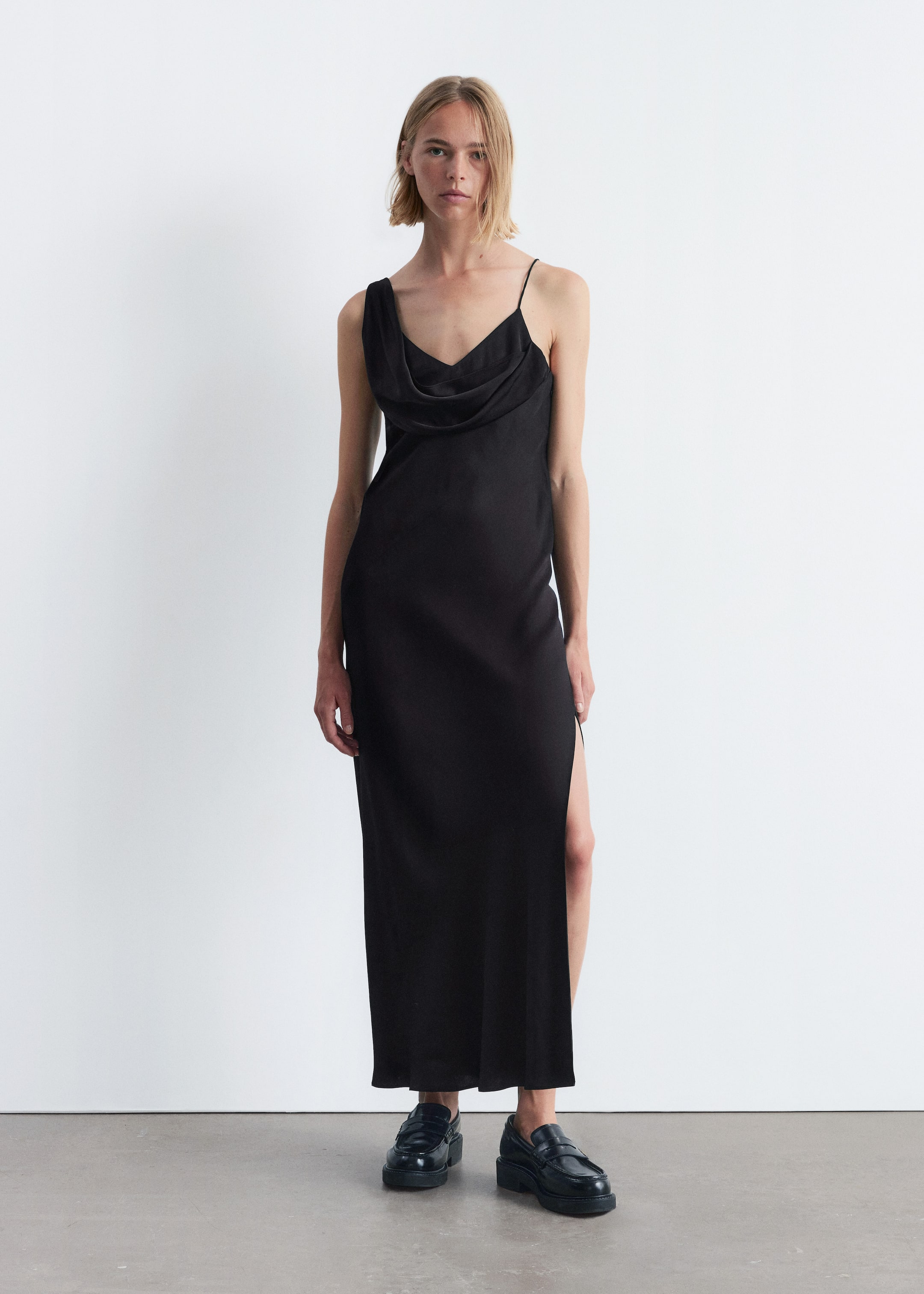 Größeres Bild ansehen: Asymmetrisches Midikleid mit Wasserfallausschnitt - Schwarz - Ladies | H&M DE 3