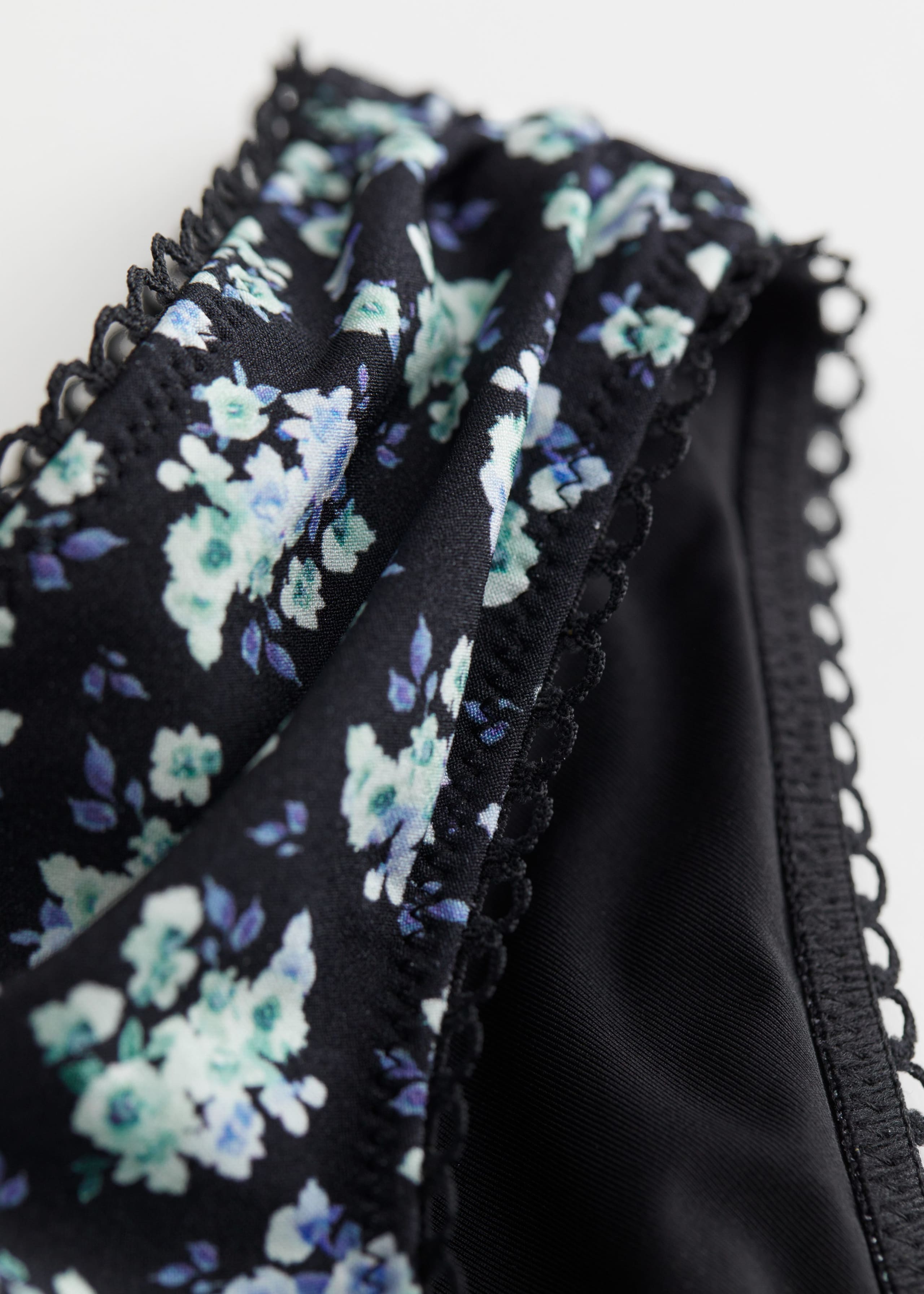 Bikinihose mit Blumendruck - {{variantName}} - Beschreibendes Detail