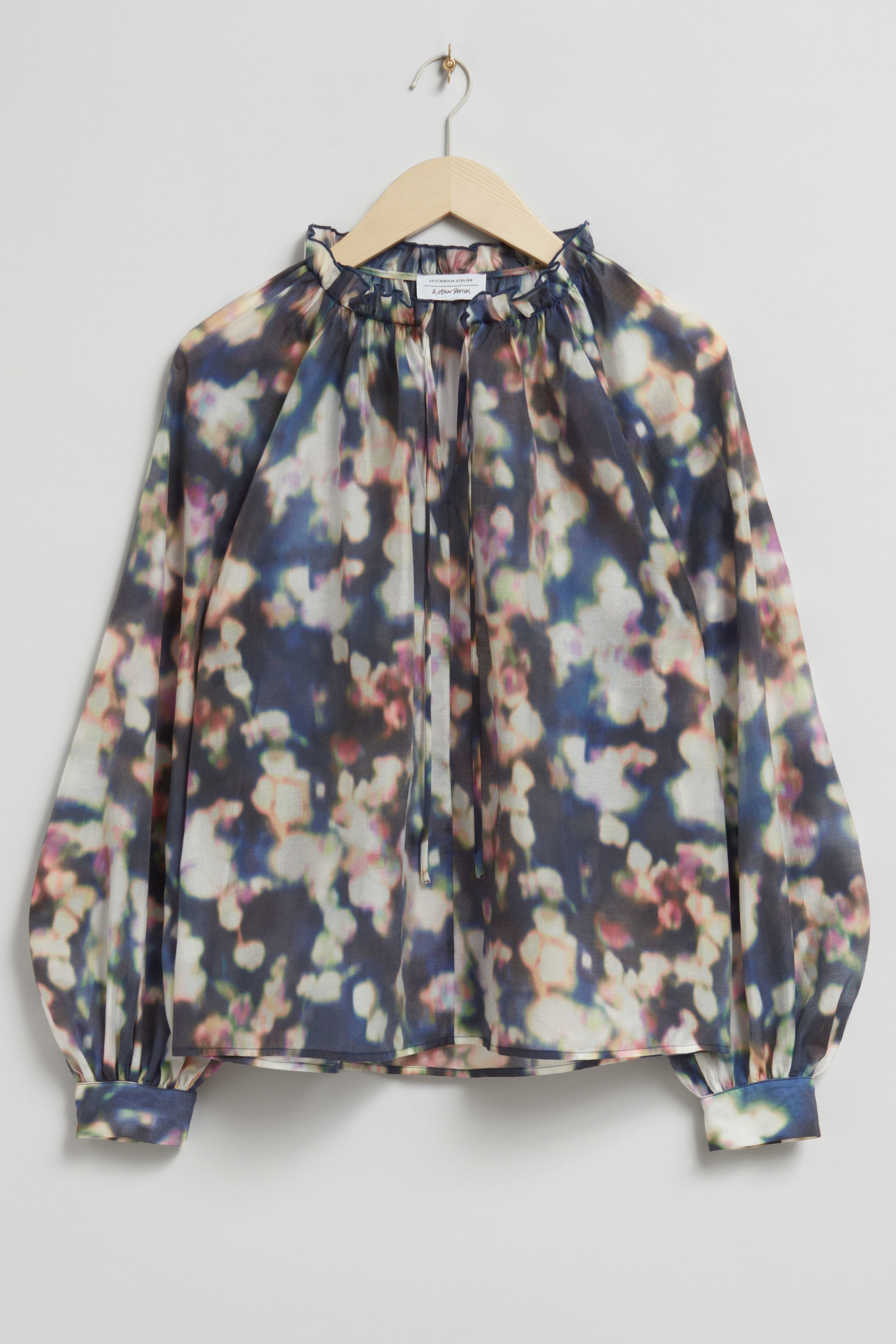 Se større billede: Bluse med flæser og bindebånd i halsen - Marineblå med print - DAME | H&M DK 1