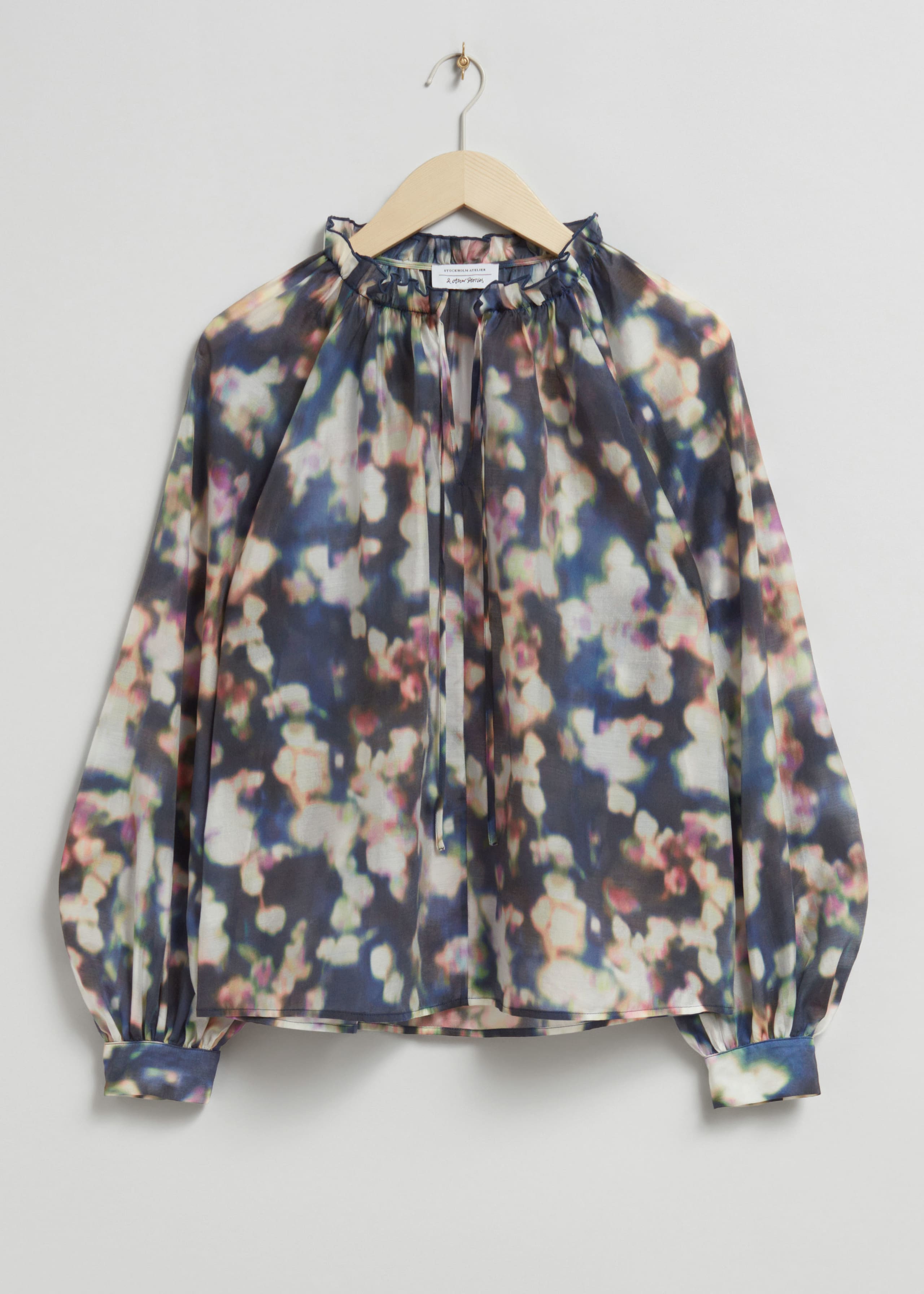 Bluzka z falbanką i wiązaniem – Granatowy print – Martwa natura