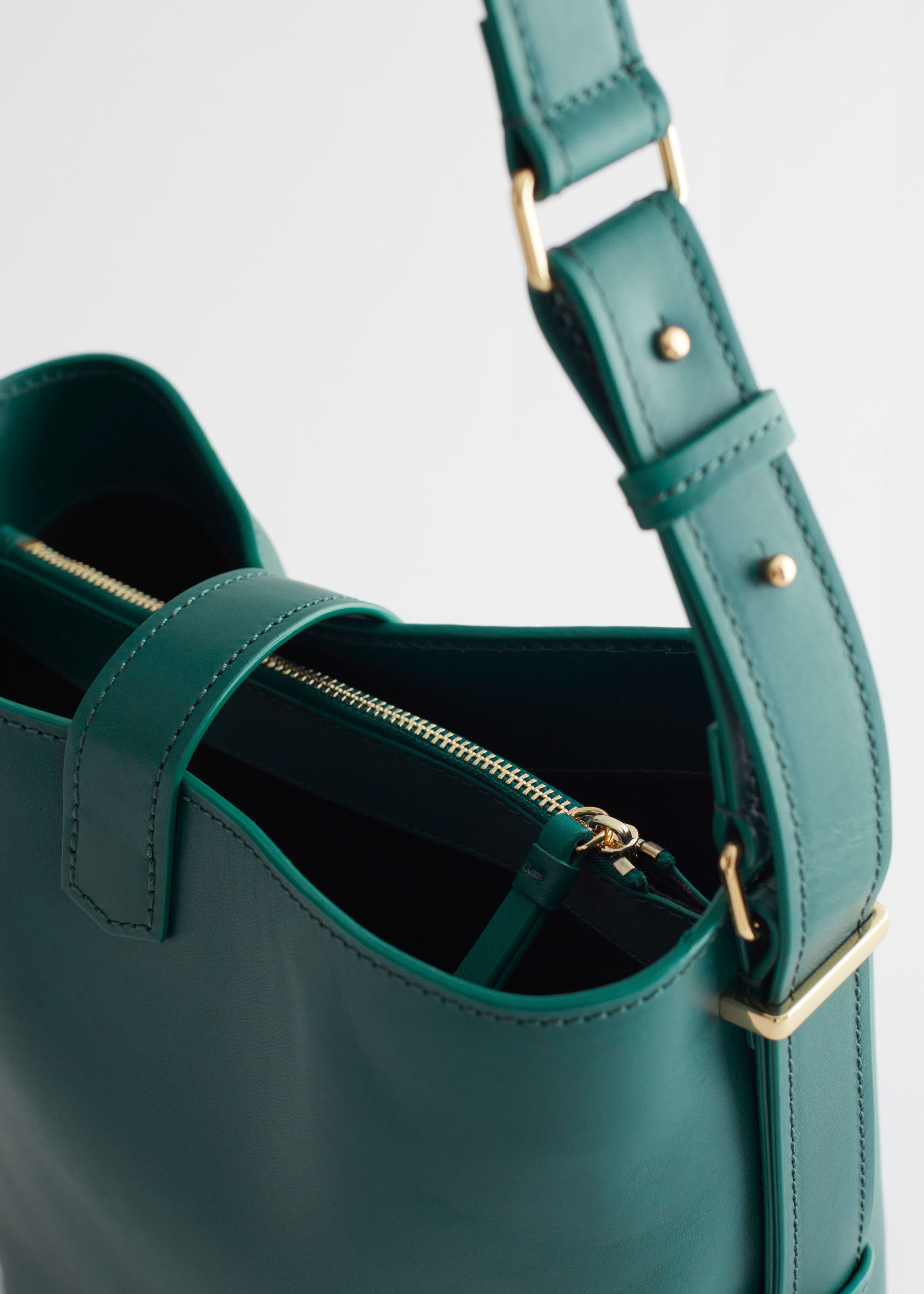 LargeLeatherShoulderBag - {{variantName}} - Descrizione dettagliata