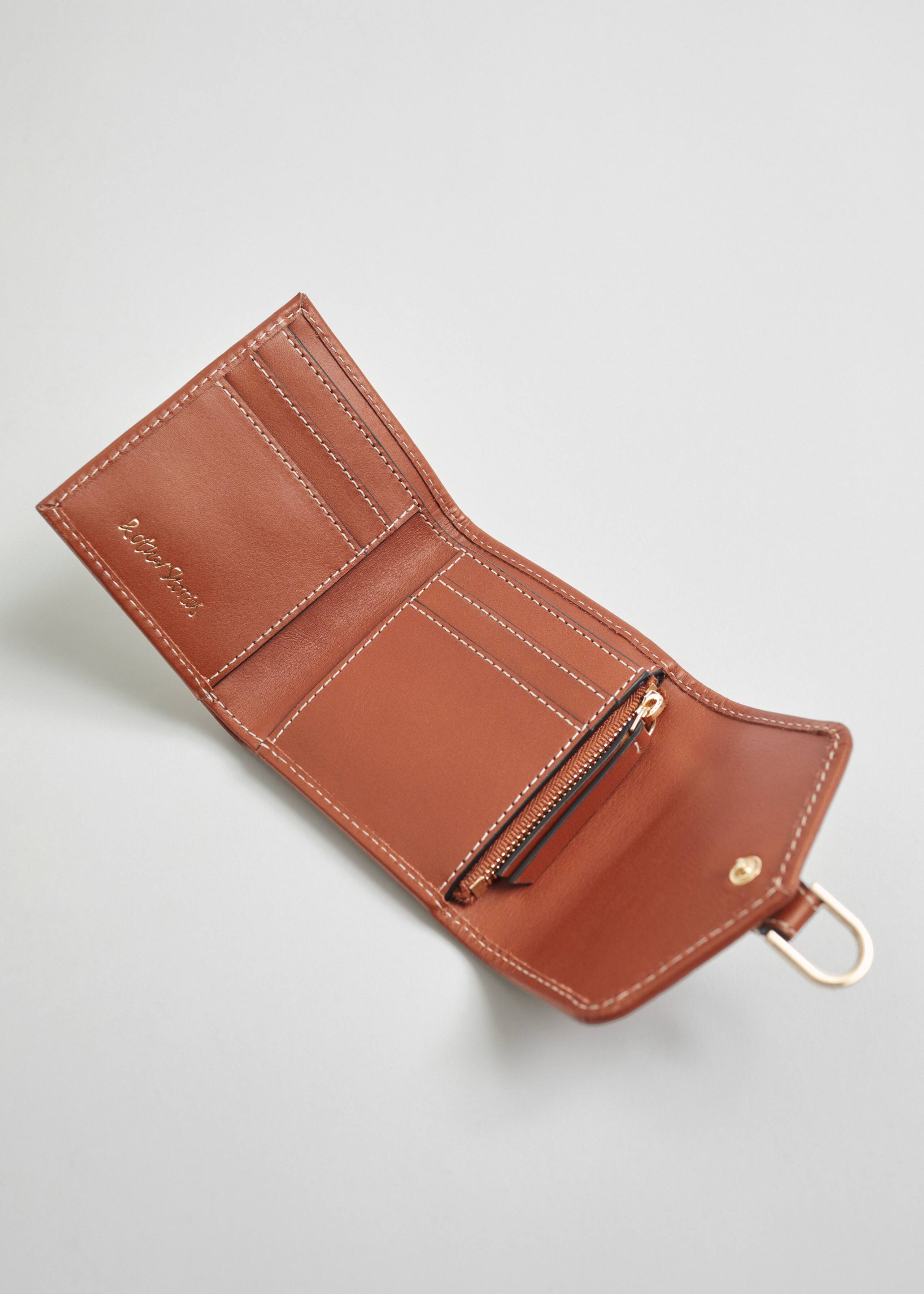 JuteLeatherTri-FoldWallet - {{variantName}} - Detalle descriptivo