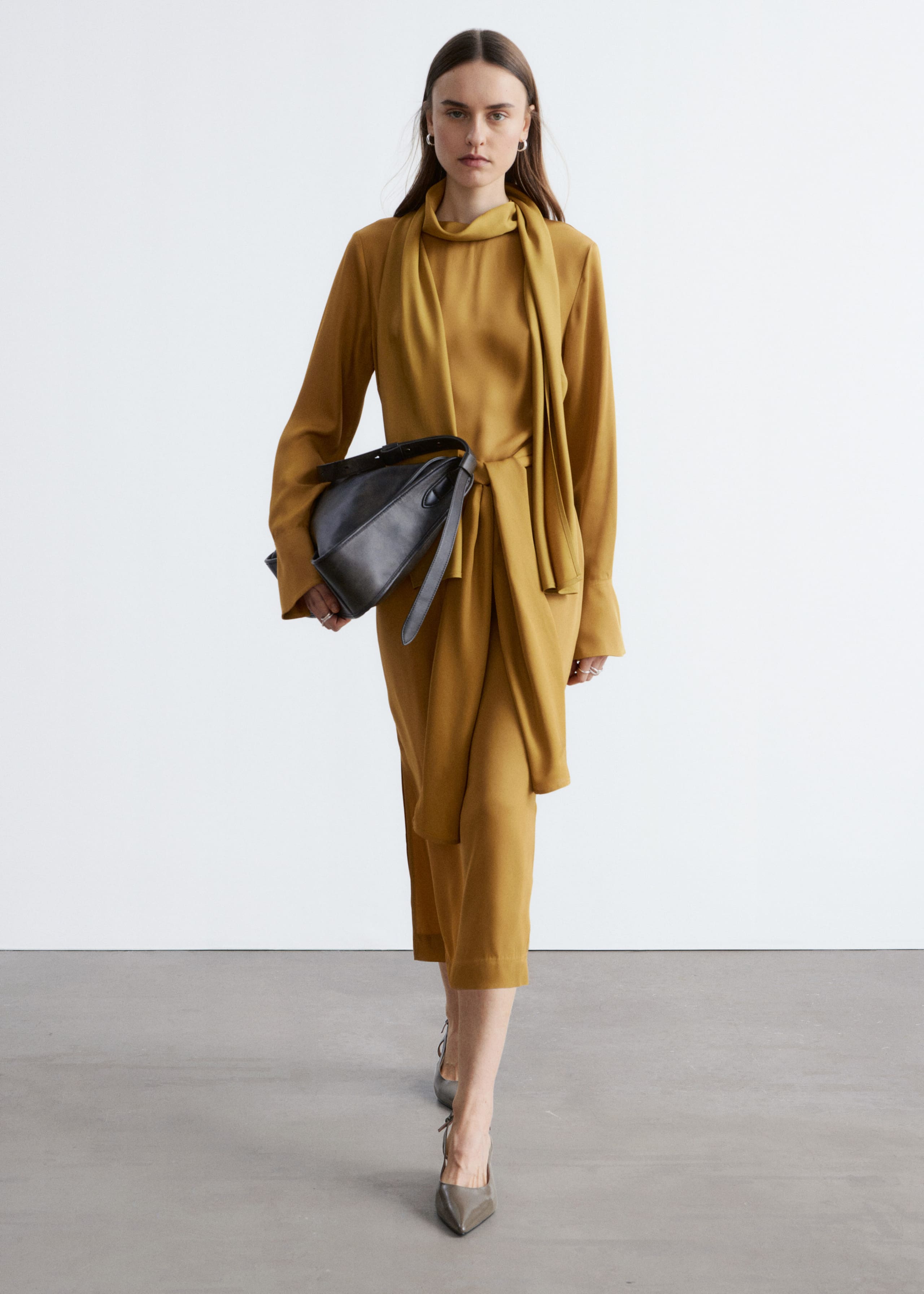 Image of Robe midi à écharpe